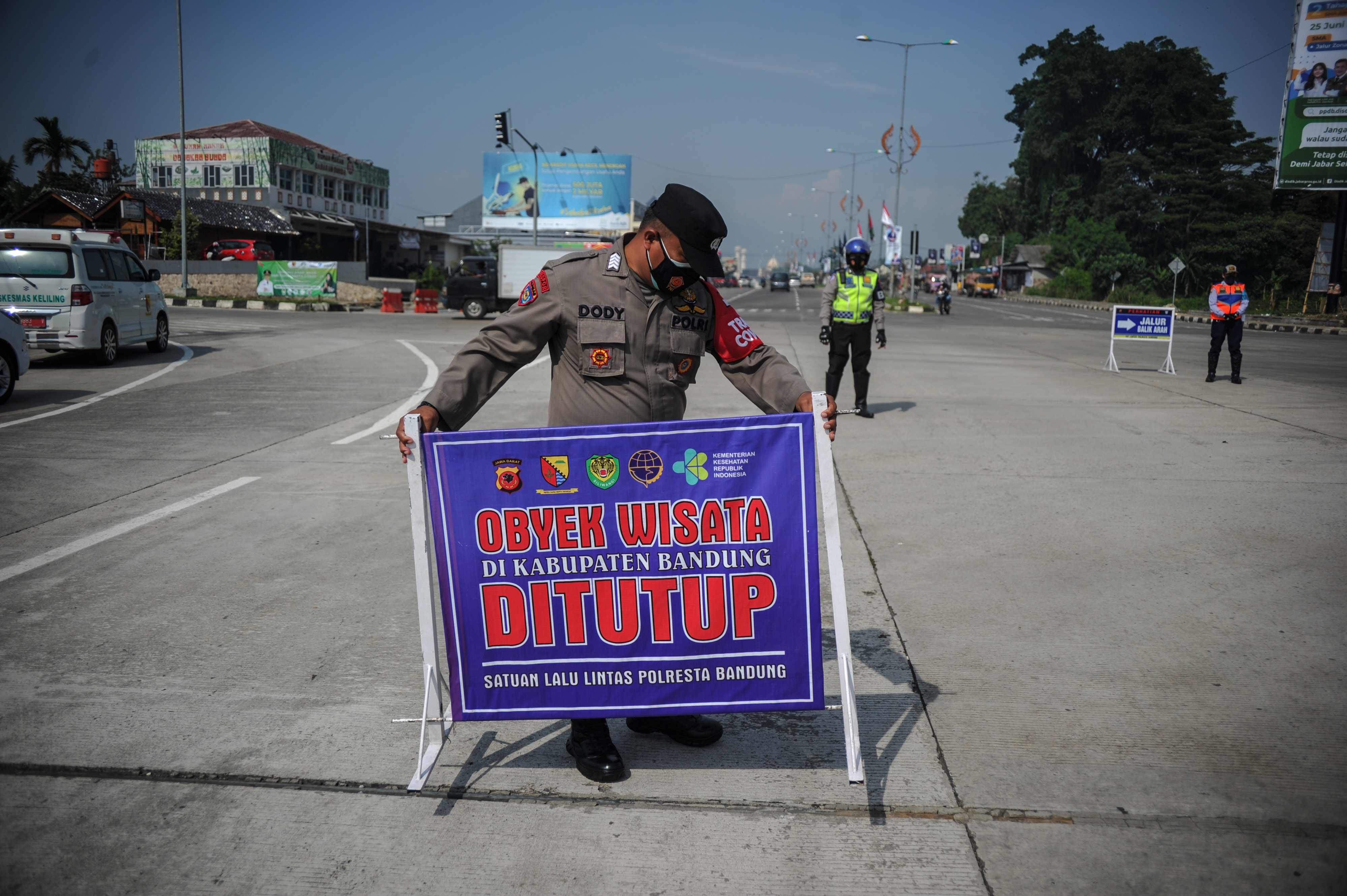 Penyekatan Kendaraan di Gerbang Keluar Tol Soreang