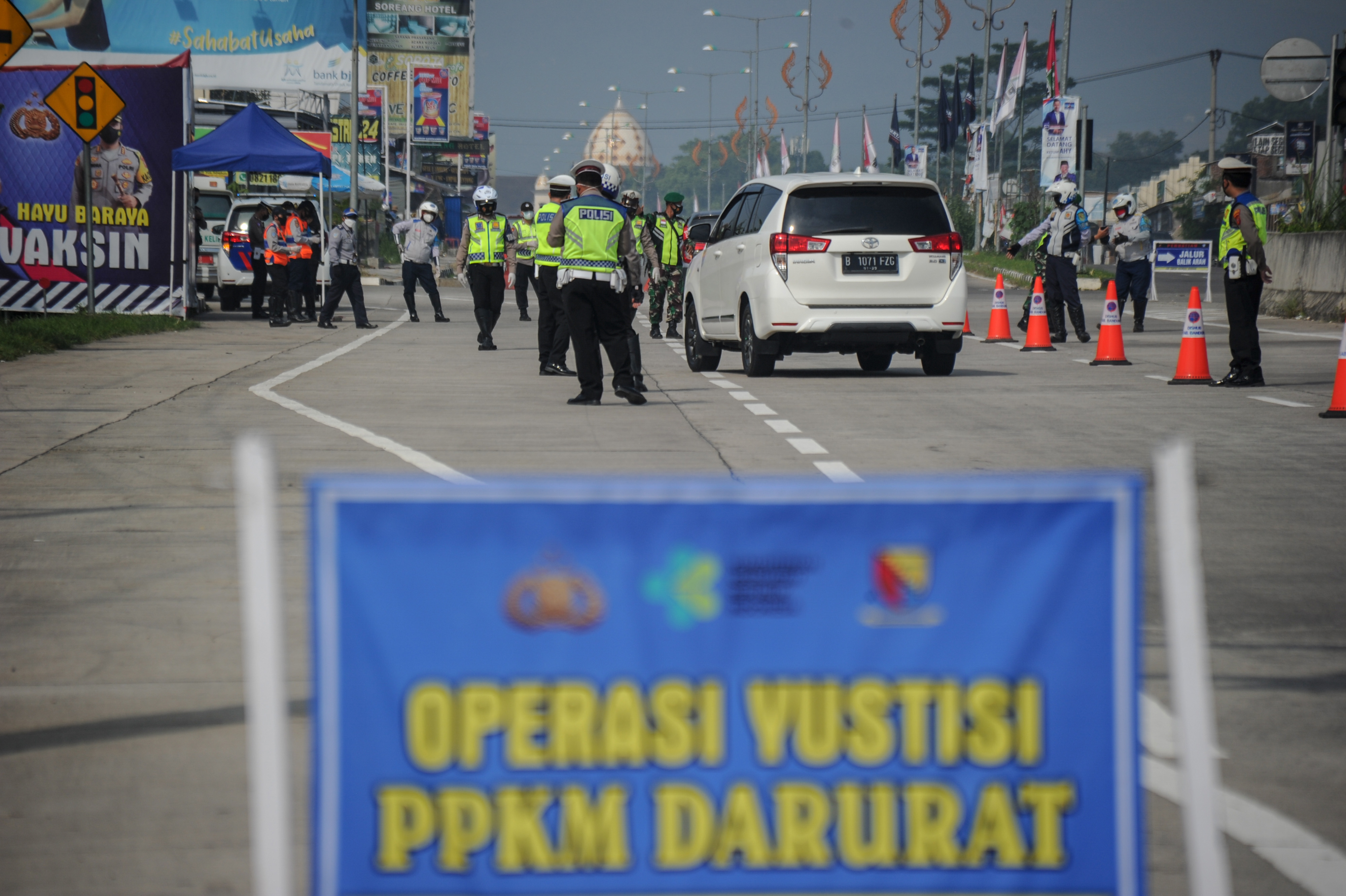 Penyekatan Kendaraan di Gerbang Keluar Tol Soreang