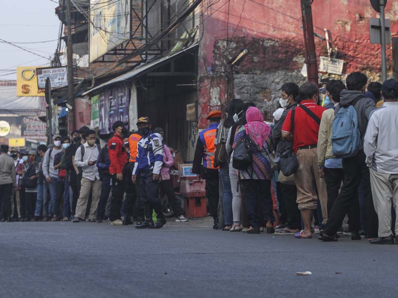 Antrean Penumpang KRL Di Stasiun Citayem