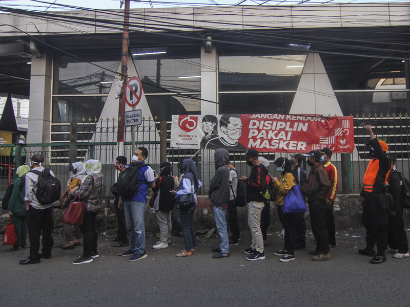 Antrean Penumpang KRL Di Stasiun Citayem