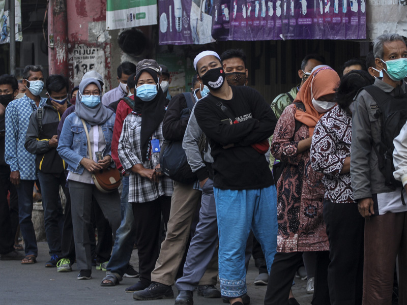 Antrean Penumpang KRL Di Stasiun Citayem