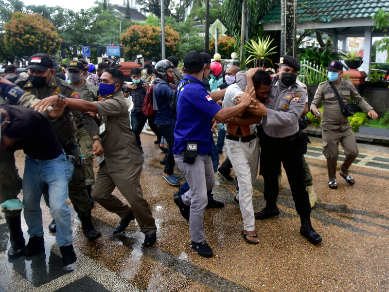 Unjuk Rasa Di Depan  Kantor Wali Kota Ambon Dibubarkan