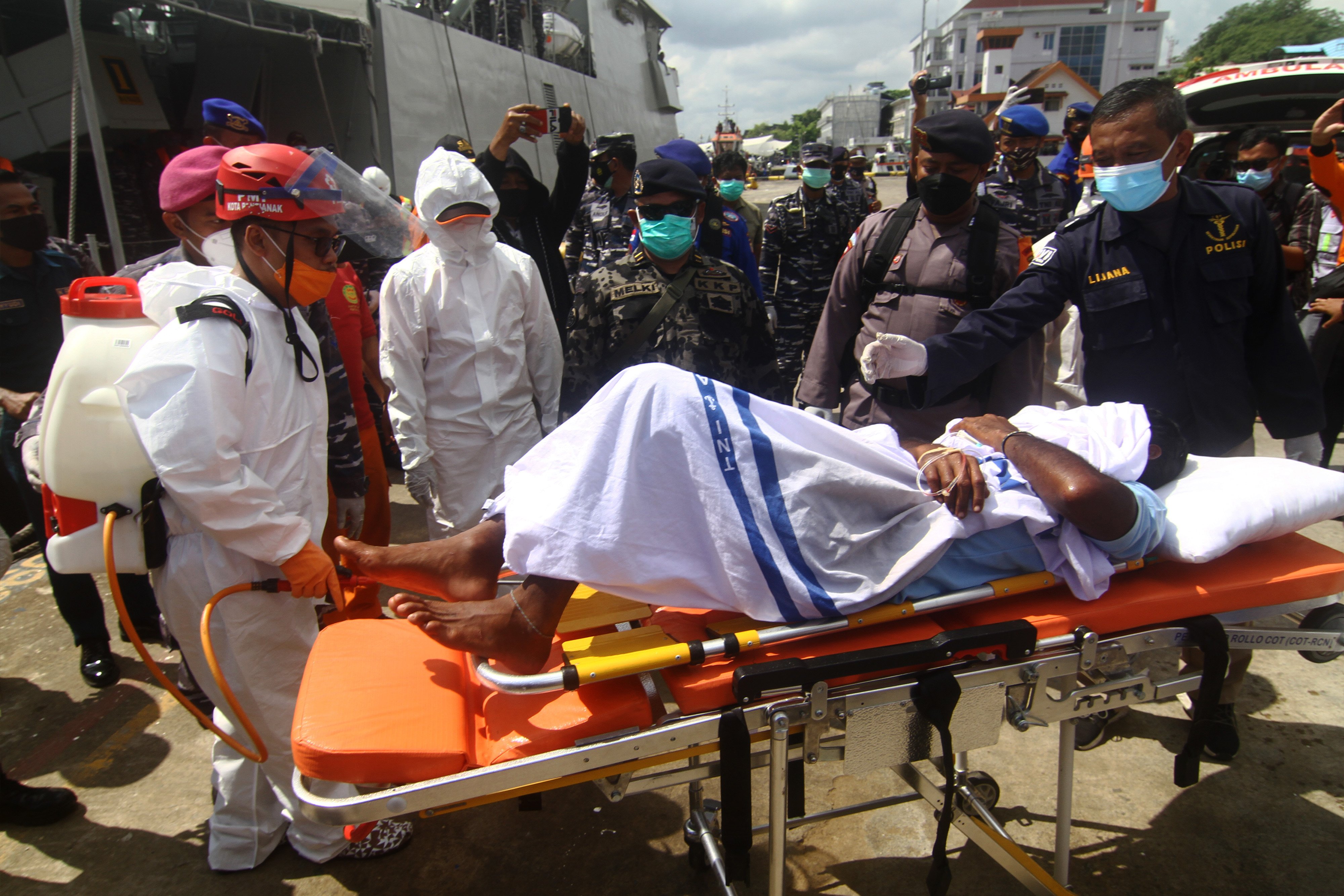 Evakuasi Korban Kapal Tenggelam di Pontianak