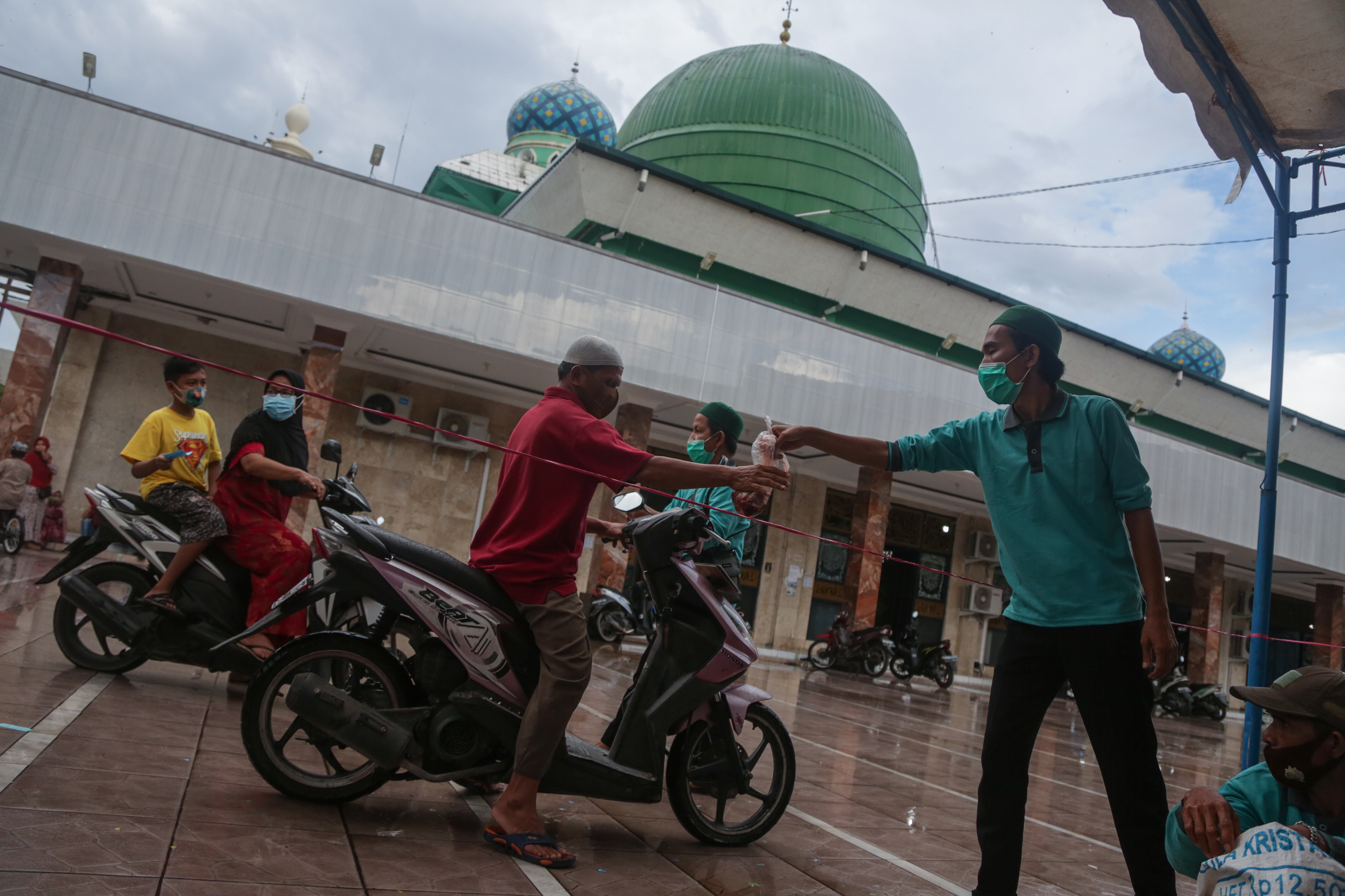Pembagian Daging Kurban Drive Thru