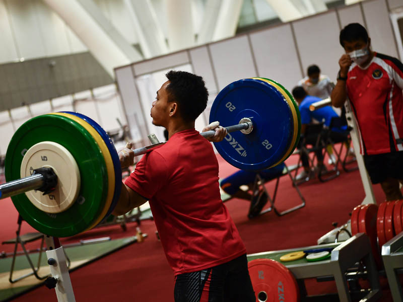 Latihan Timnas Angkat Besi Indonesia