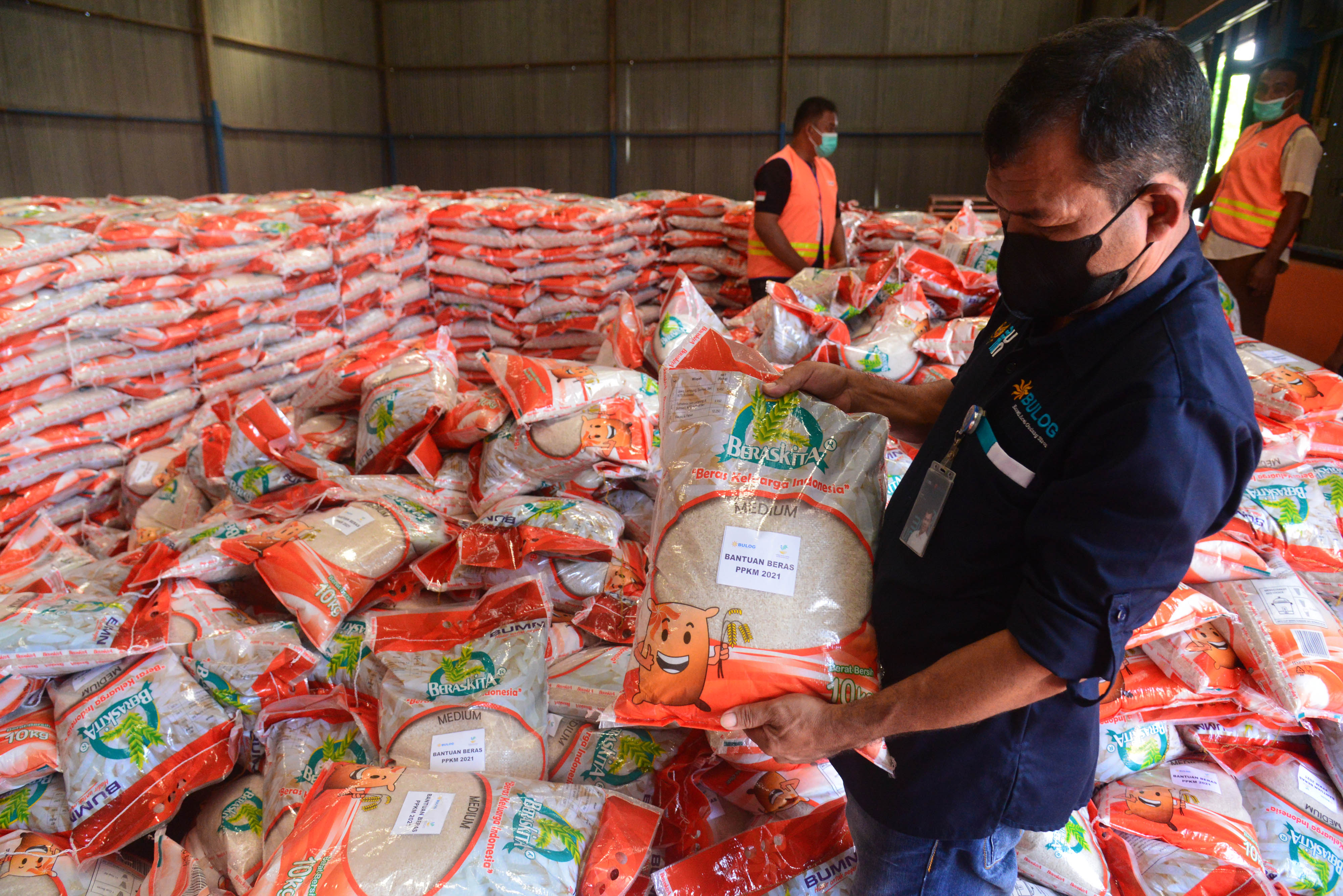 Bulog Salurkan Beras PPKM di Aceh