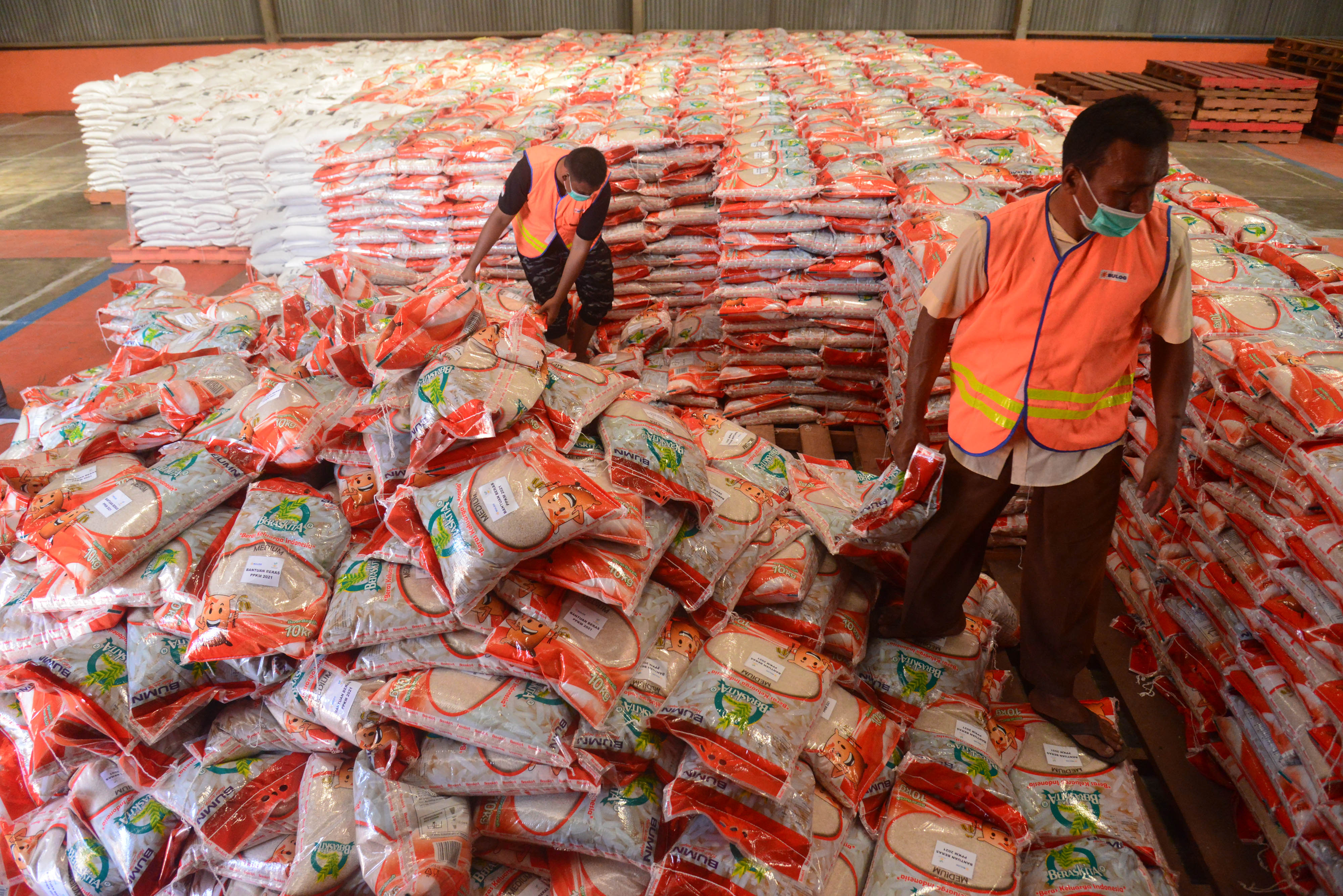 Bulog Salurkan Beras PPKM di Aceh