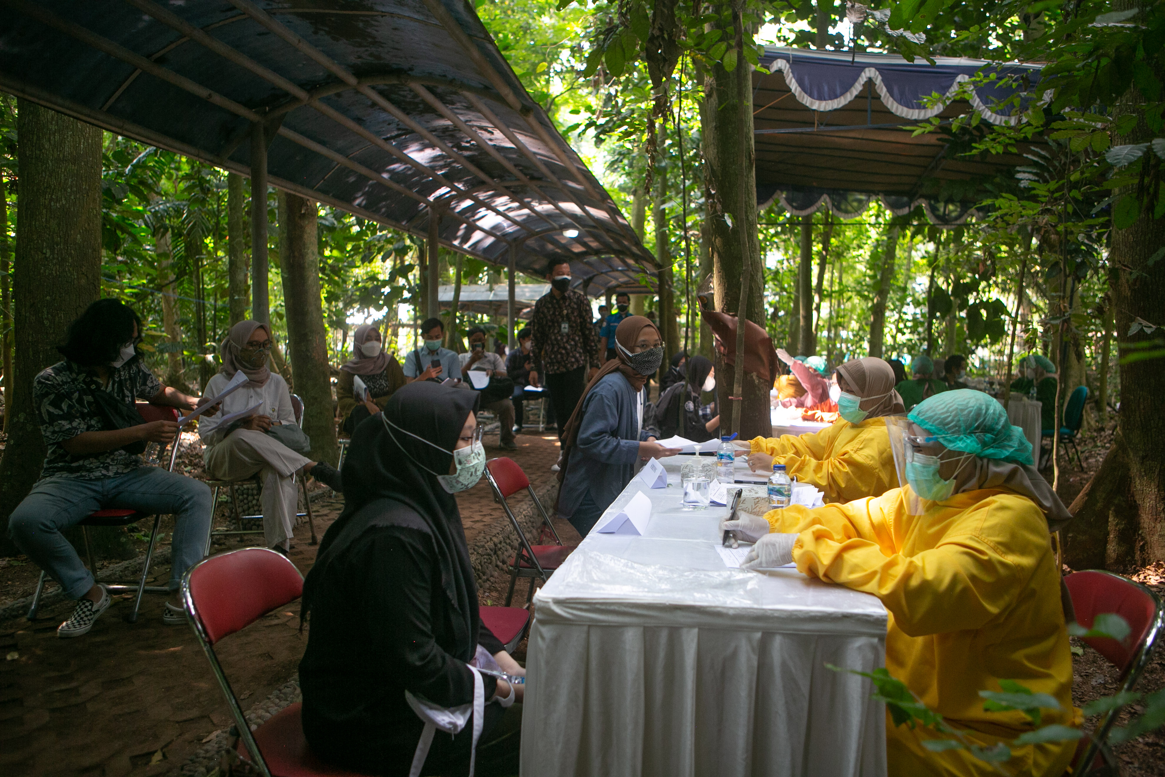 Vaksinasi di Hutan Mini UGM