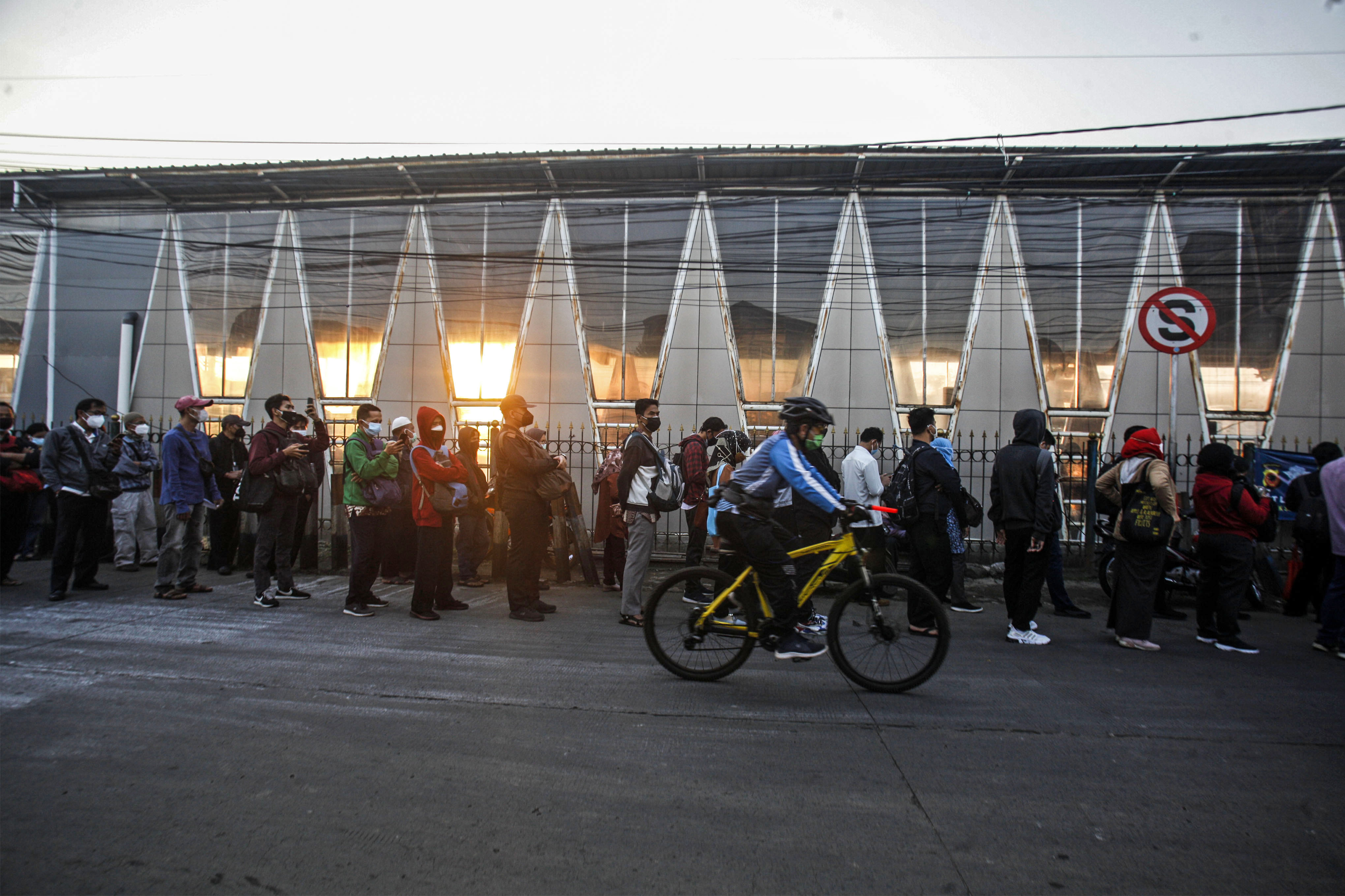 Antrian Penumpang KRL di Stasiun Bojonggede