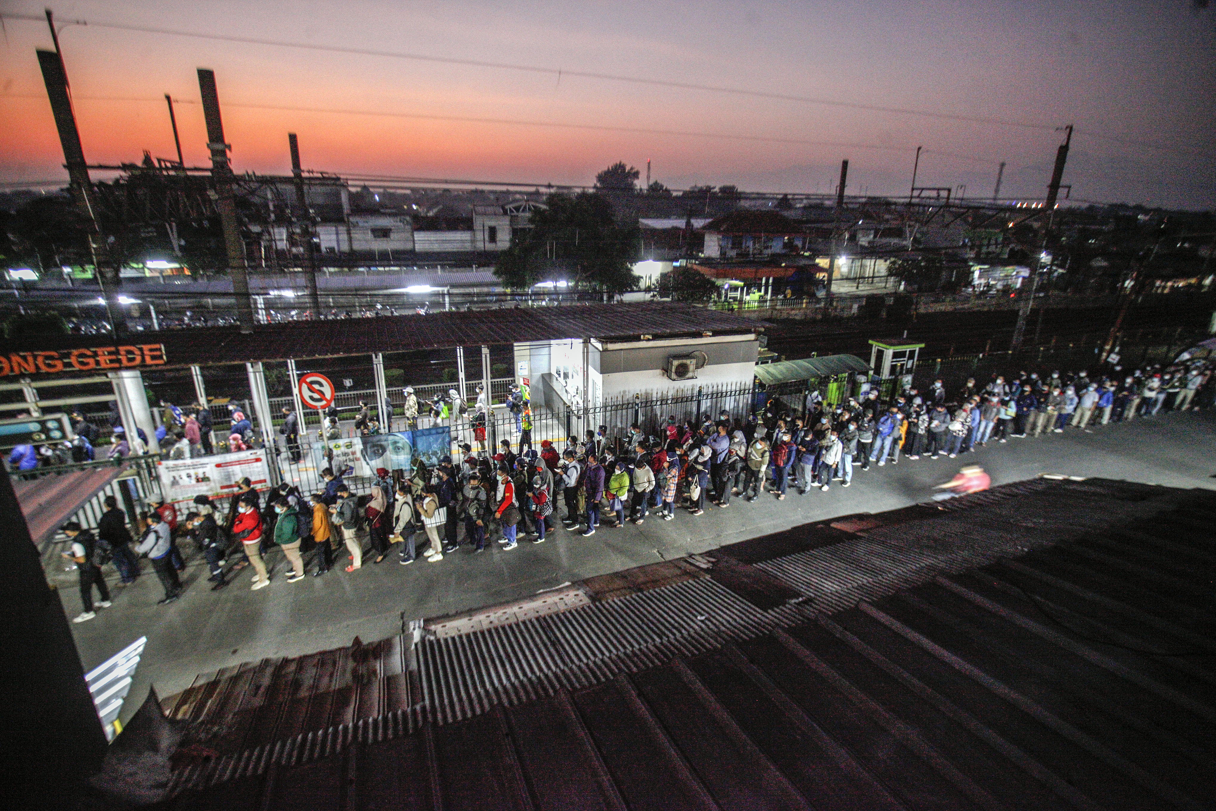 Antrian Penumpang KRL di Stasiun Bojonggede