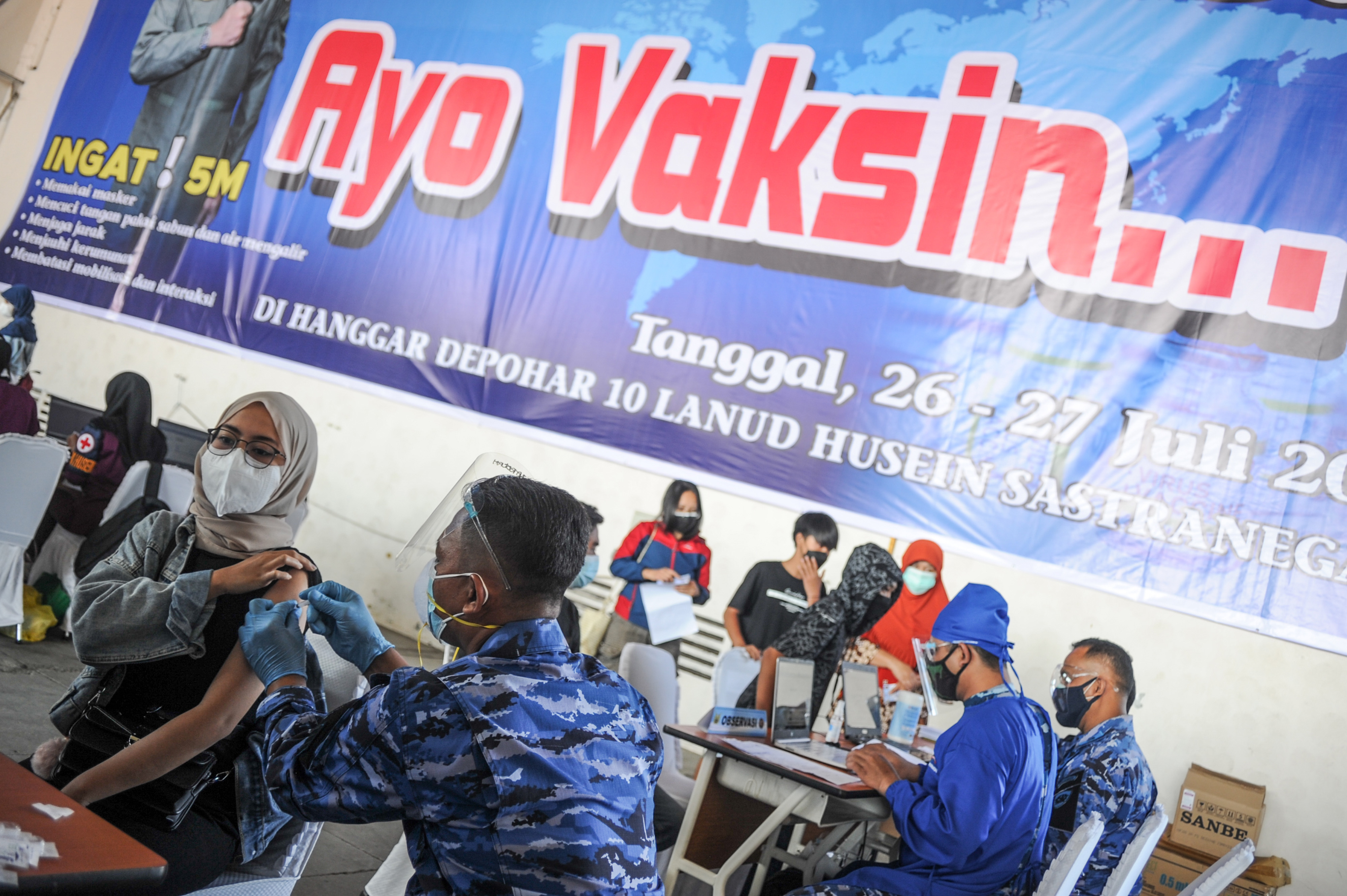 Vaksinasi Massal di Lanud Husein Sastranegara