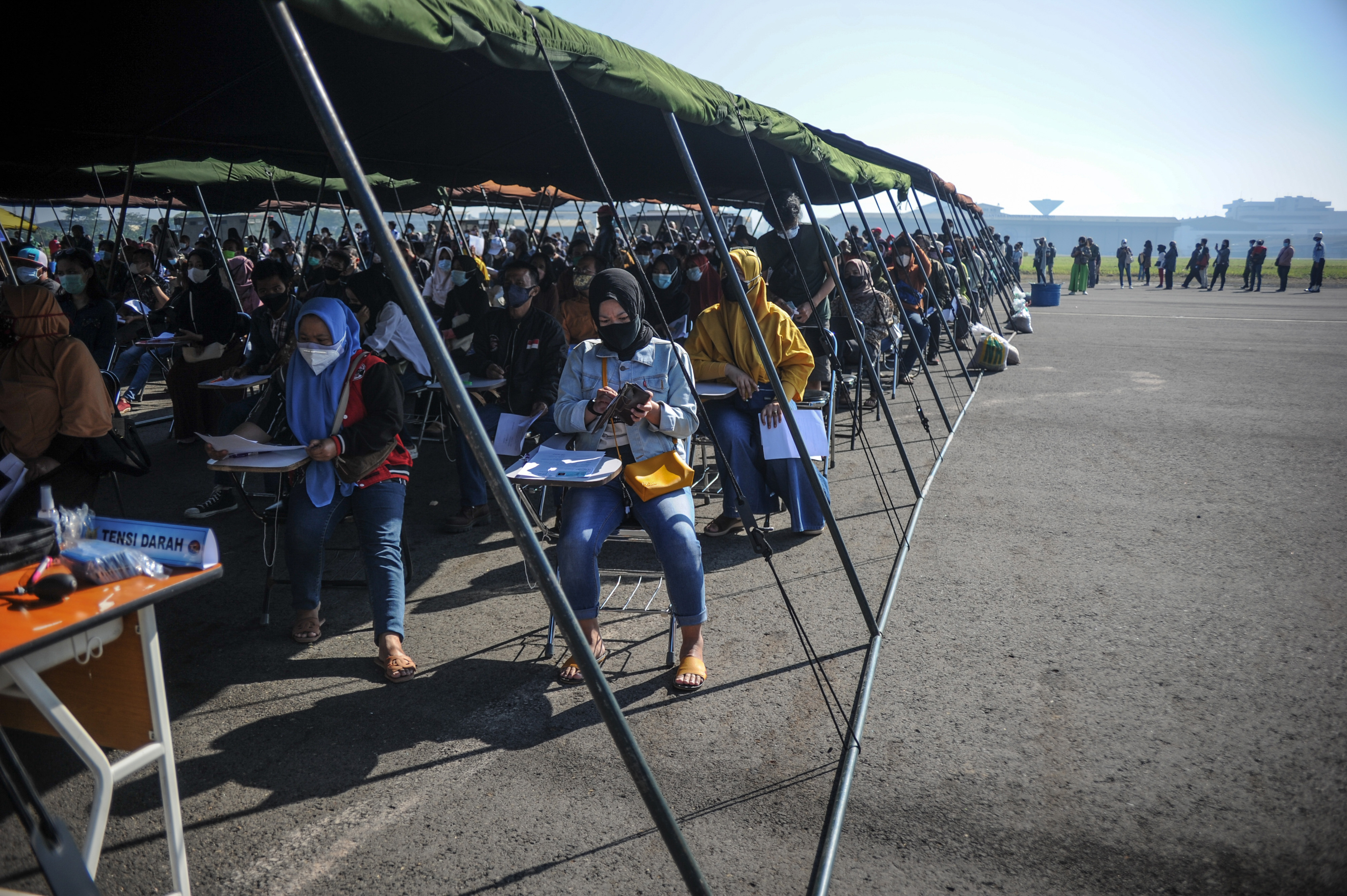 Vaksinasi Massal di Lanud Husein Sastranegara