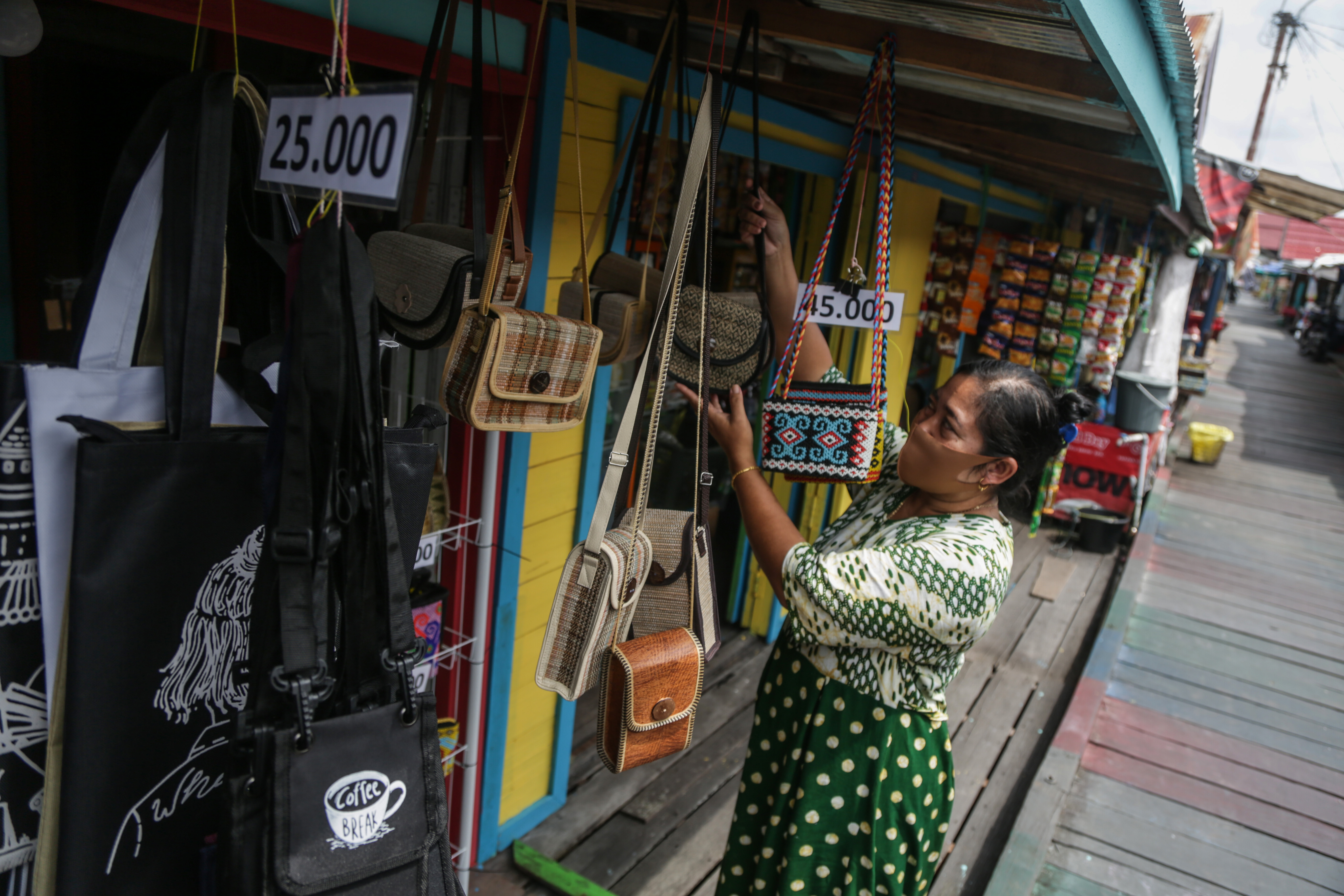Bantuan untuk Memperindah Objek Wisata Dermaga Kereng Bangkirai