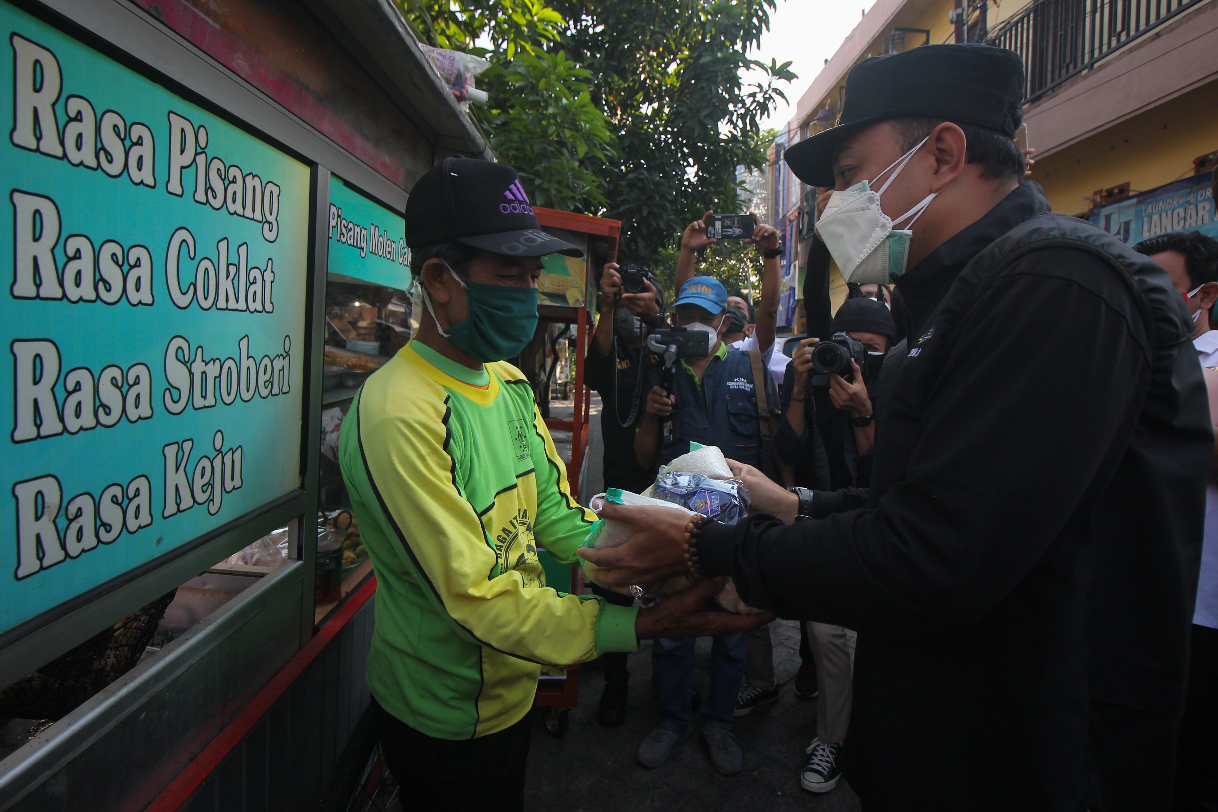 Pembagian Bantuan Beras di Jawa Timur