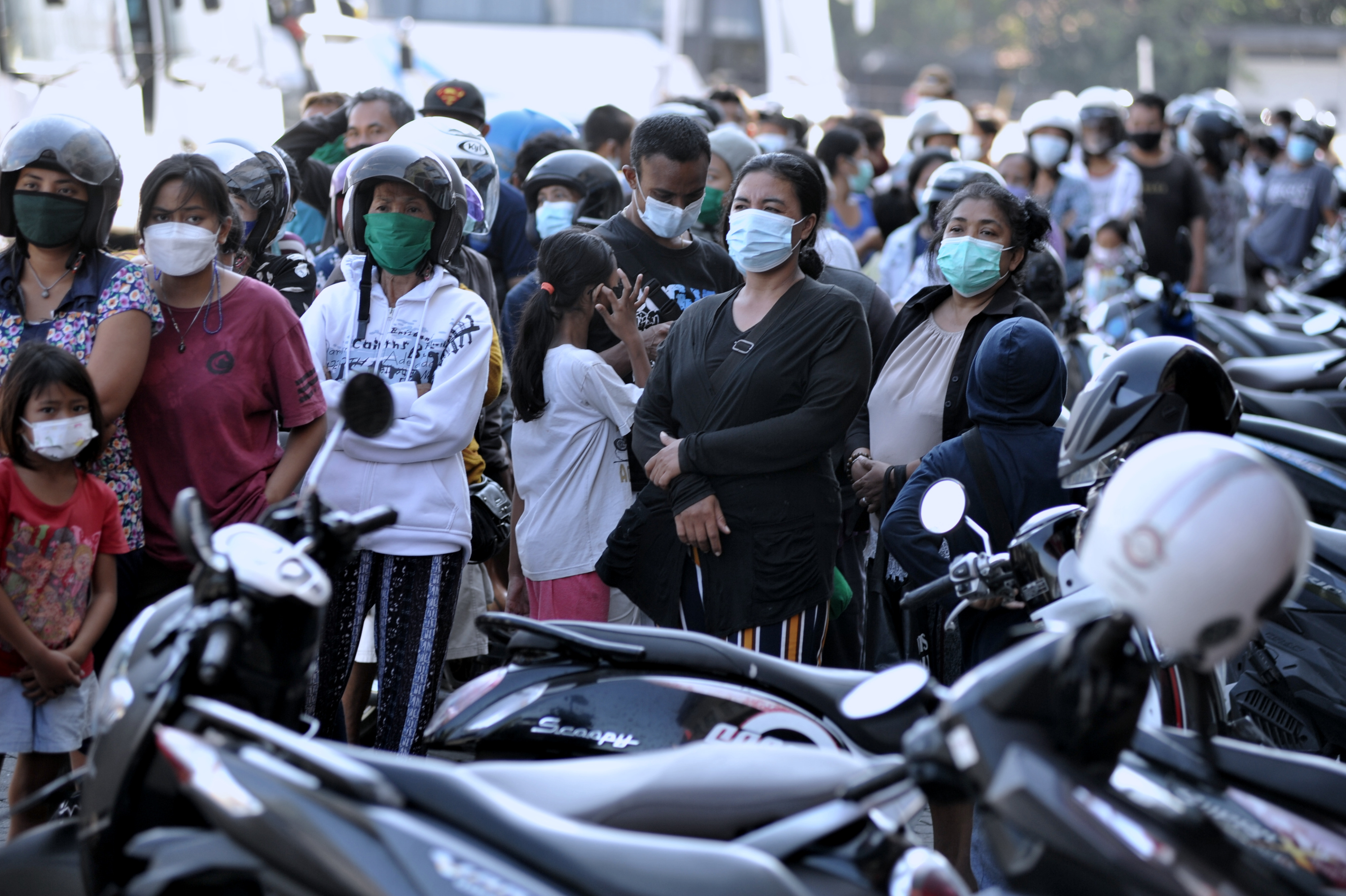Pembagian Nasi Bungkus Gratis di Kuta