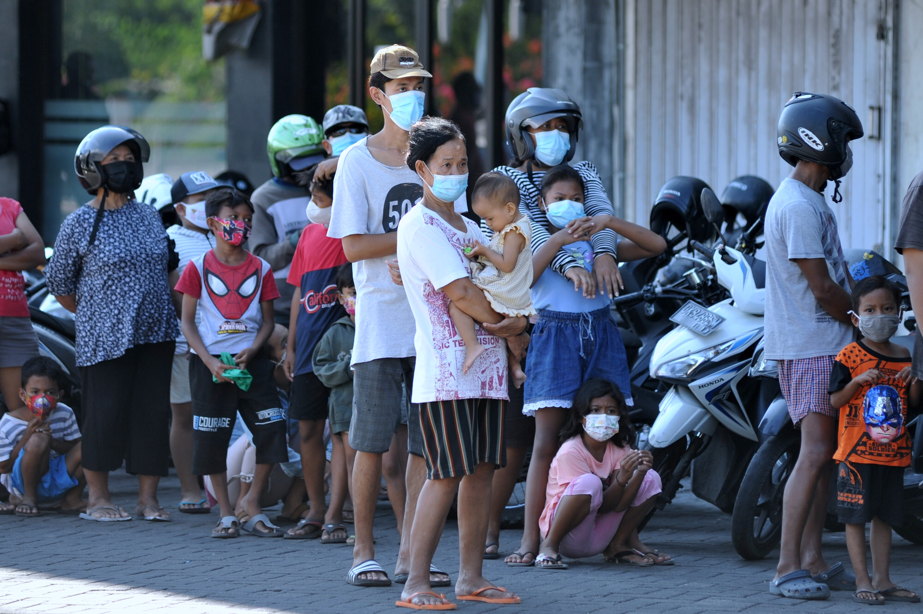 Pembagian Nasi Bungkus Gratis di Kuta