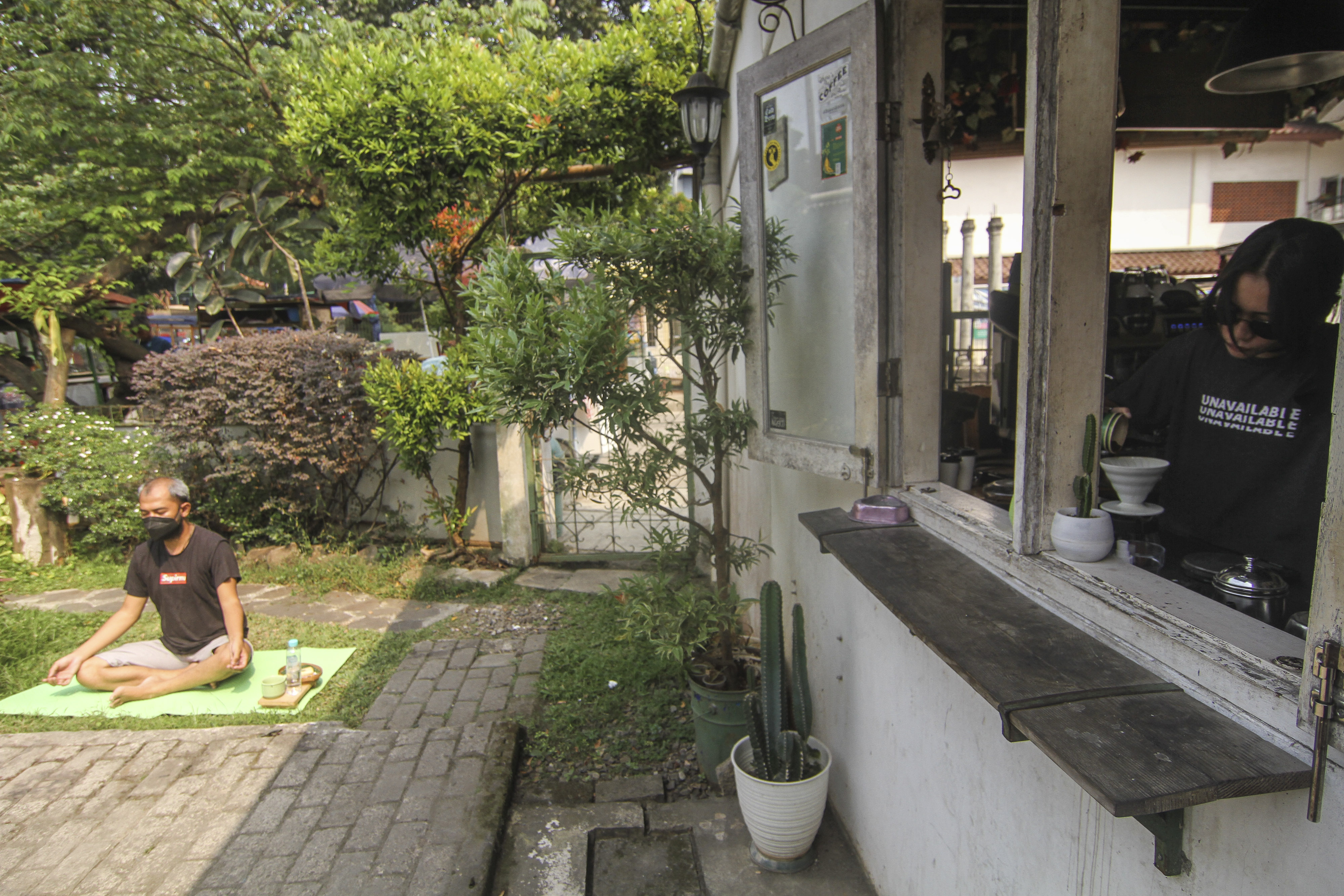 Minum Kopi Sambil Berjemur