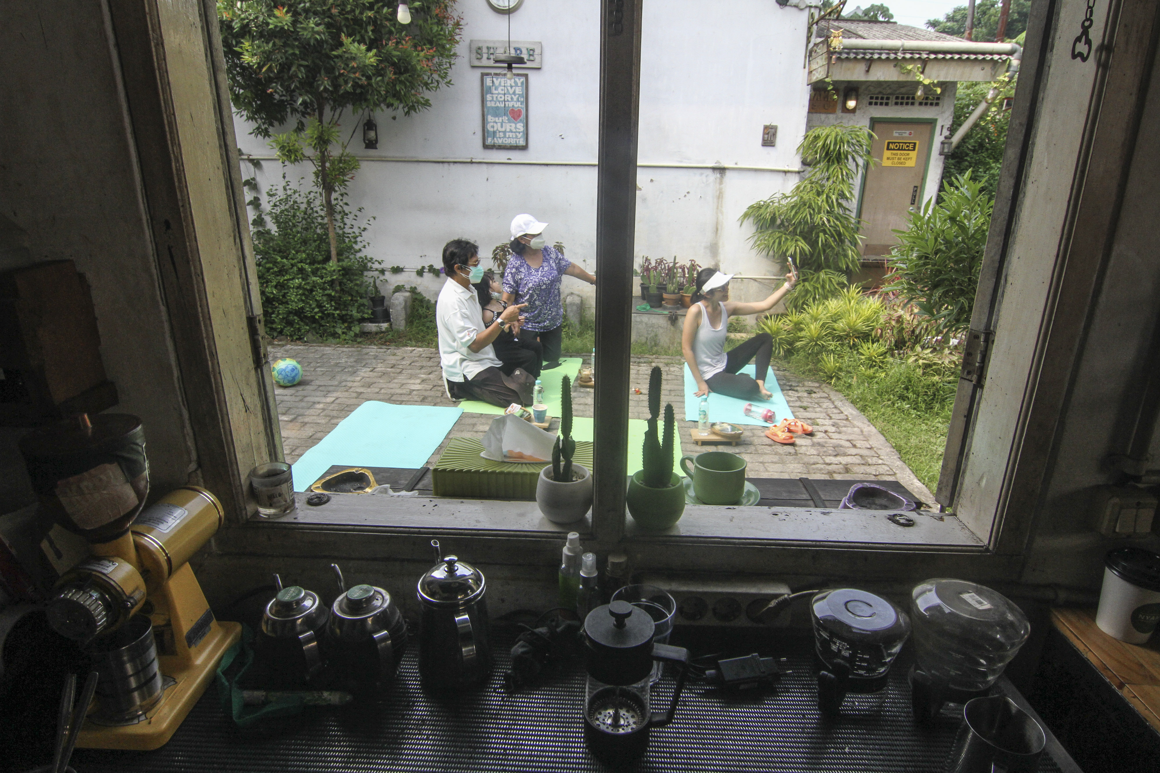 Minum Kopi Sambil Berjemur