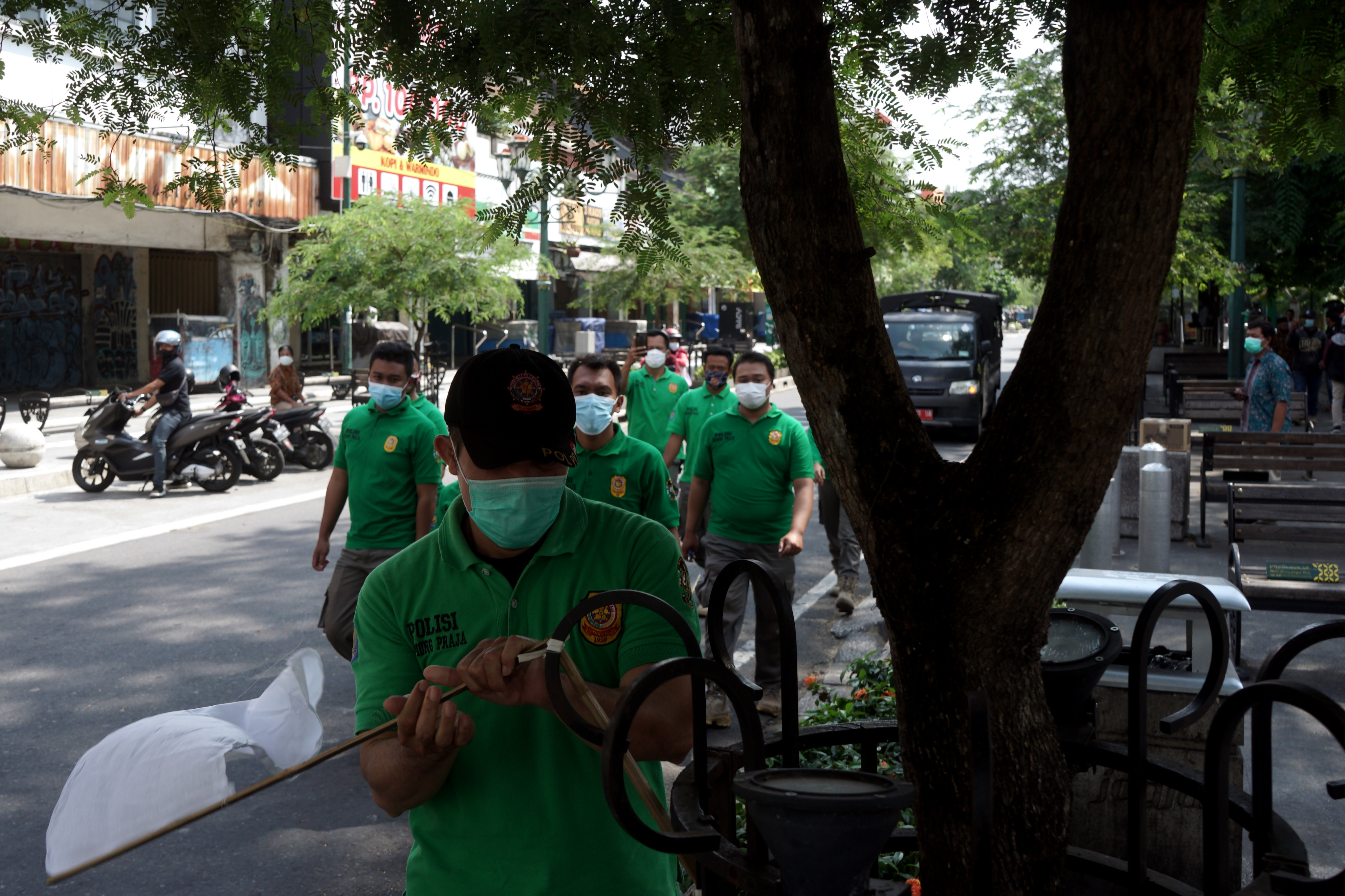 Satpol PP Bersihkan Atribut Aksi Malioboro Berkabung
