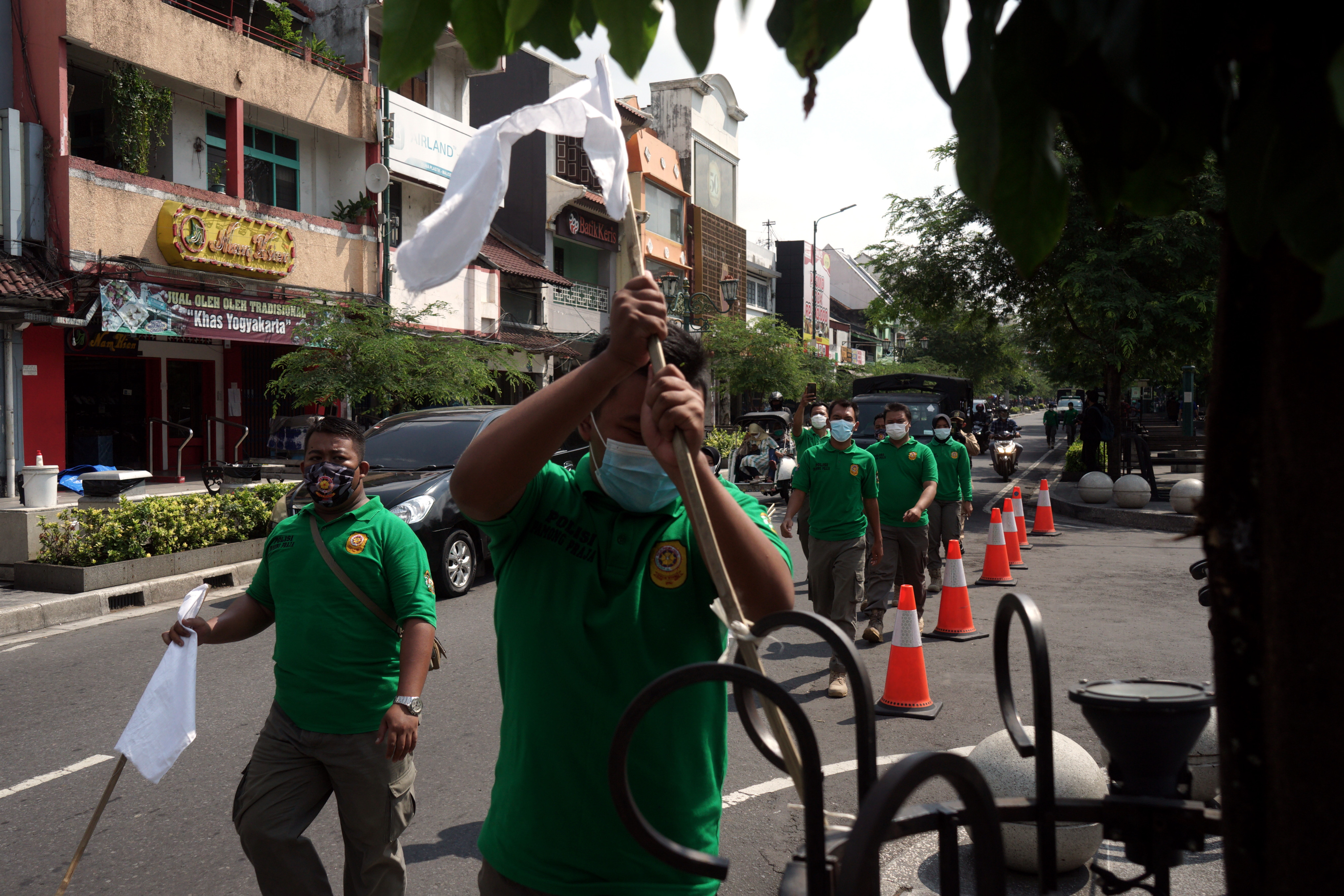 Satpol PP Bersihkan Atribut Aksi Malioboro Berkabung