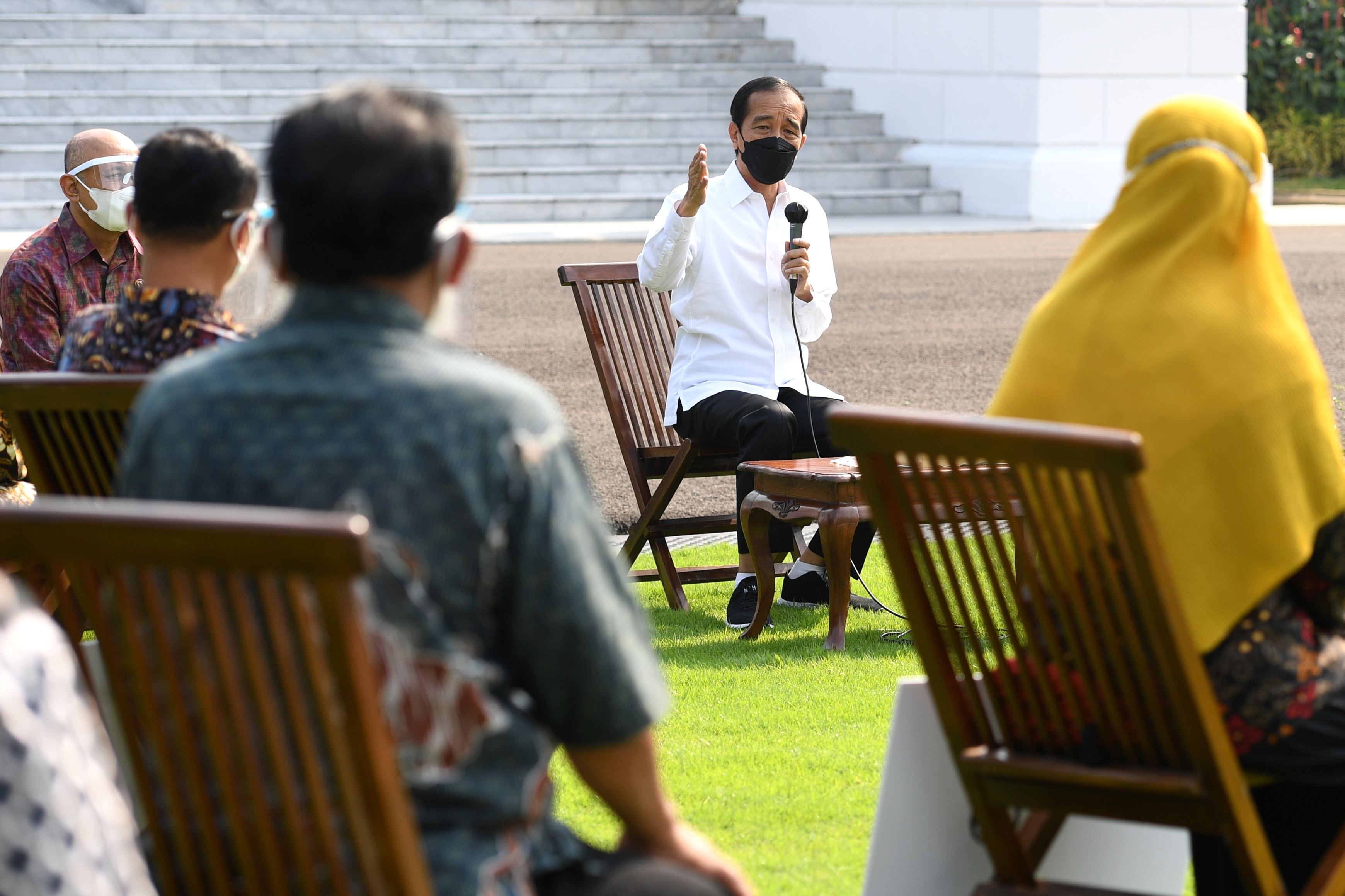 Presiden Jokowi Serahkan Banpres Produktif Usaha Mikro