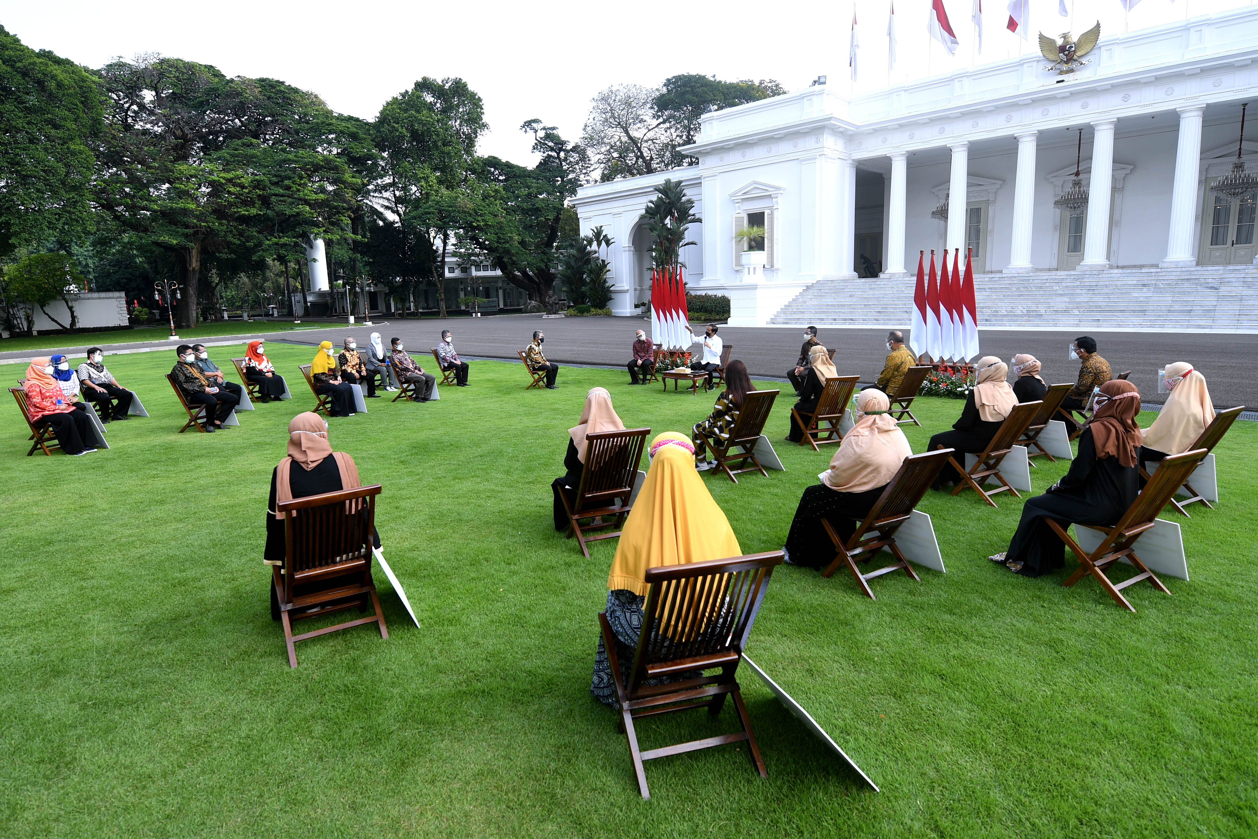 Presiden Jokowi Serahkan Banpres Produktif Usaha Mikro