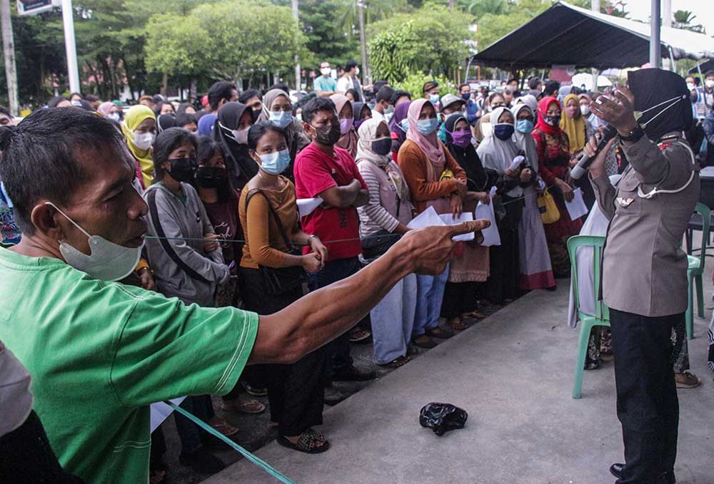 Antrean Vaksinasi Tanpa Protokol Kesehatan