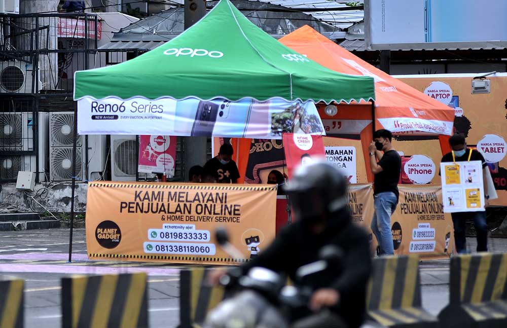 Aktivitas Pertokoan Sektor Non-esensial