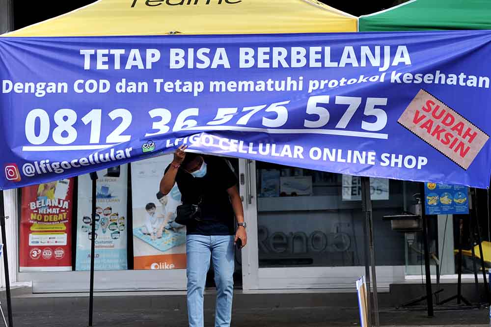 Aktivitas Pertokoan Sektor Non-esensial