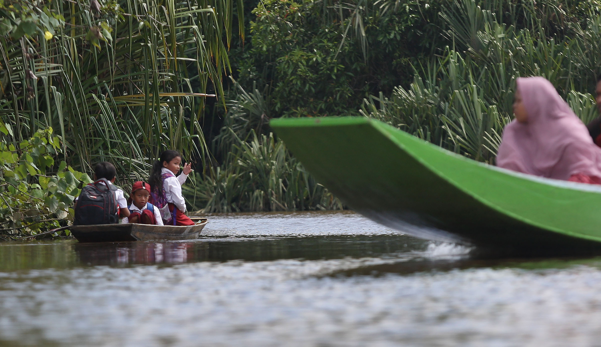 Siswa SD Ke Sekolah Menaiki Sampan