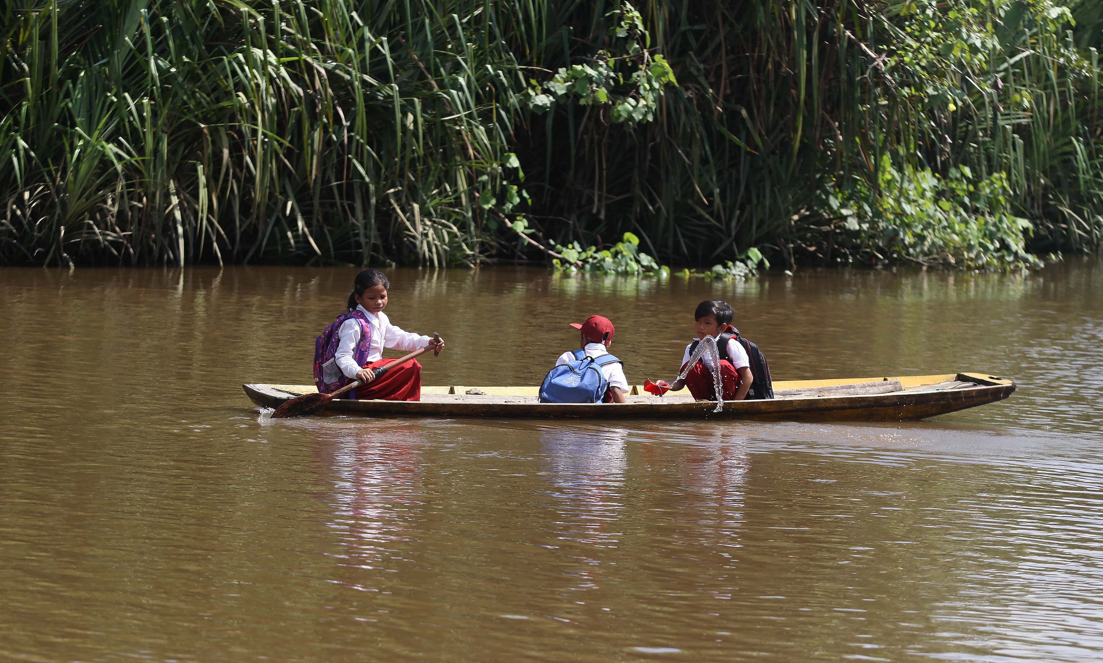 Siswa SD Ke Sekolah Menaiki Sampan