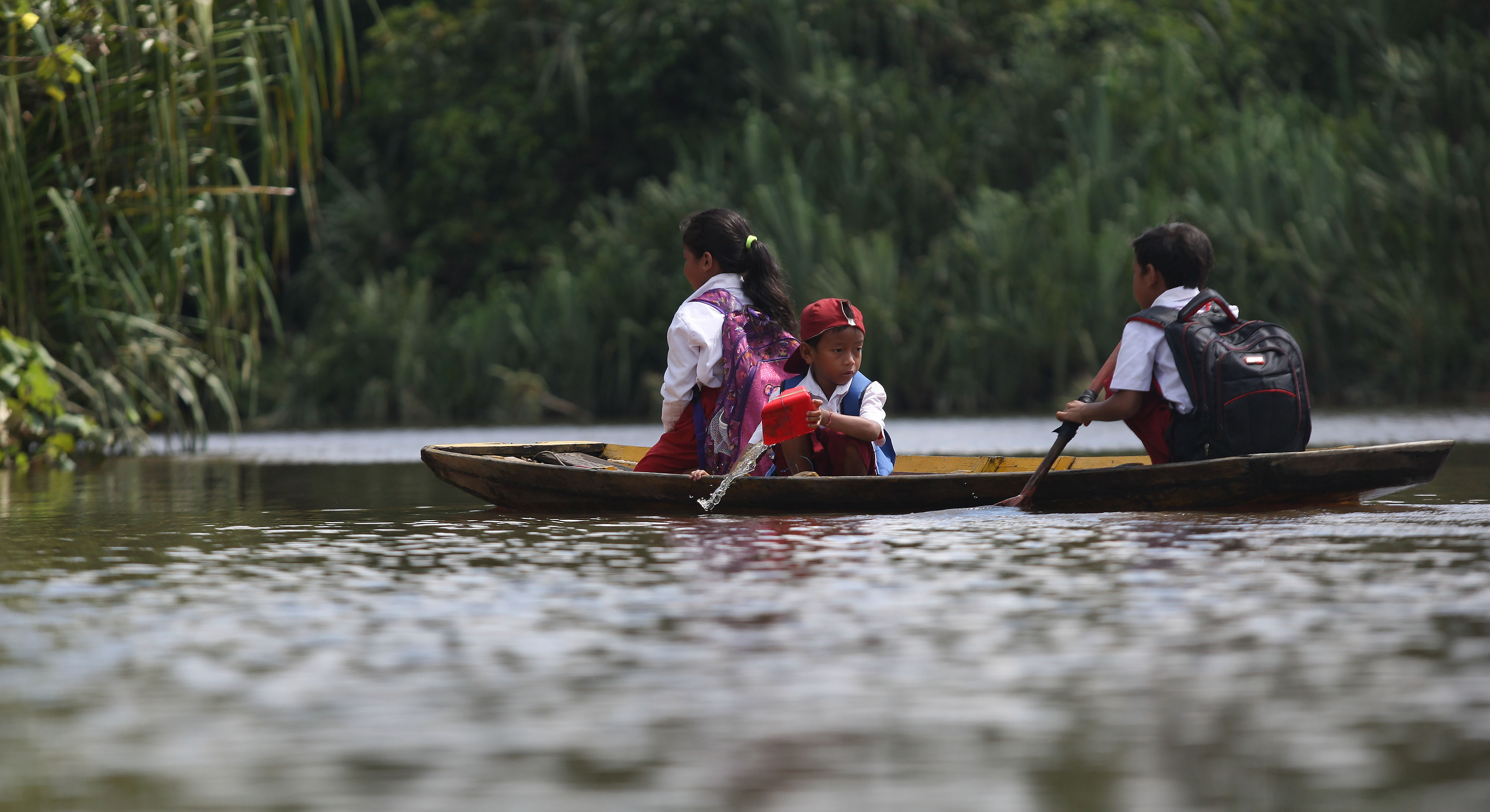 Siswa SD Ke Sekolah Menaiki Sampan