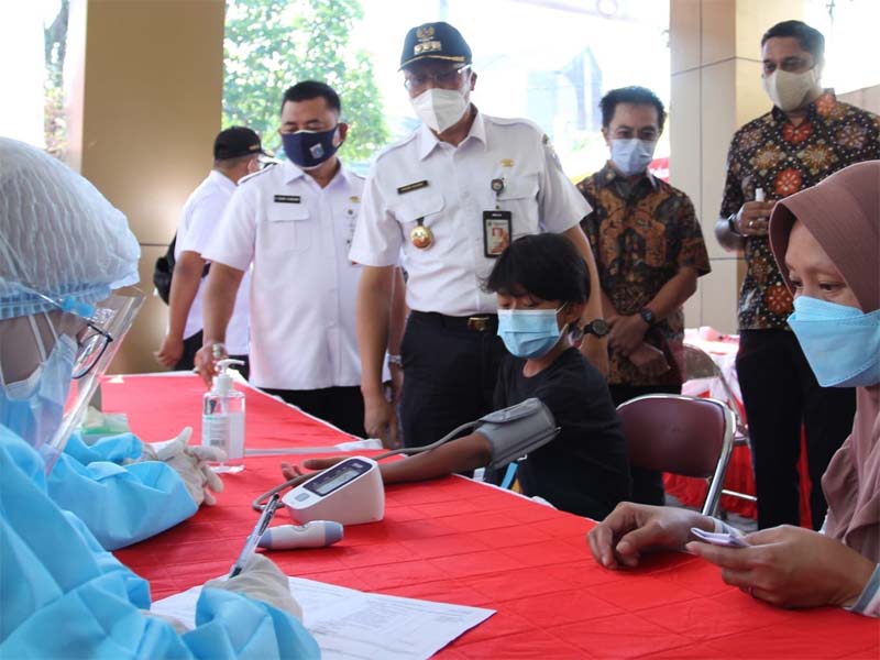 Pemberian Vaksin Covid-19 Bagi Masyarakat Sekitar Kelurahan Kebon Melati