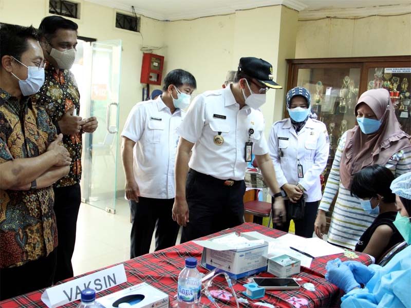 Pemberian Vaksin Covid-19 Bagi Masyarakat Sekitar Kelurahan Kebon Melati