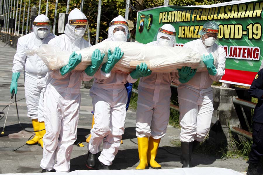 Latihan Pemulasaran Jenazah Covid-19 di Stadion Manahan 