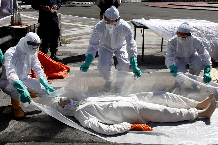 Latihan Pemulasaran Jenazah Covid-19 di Stadion Manahan 