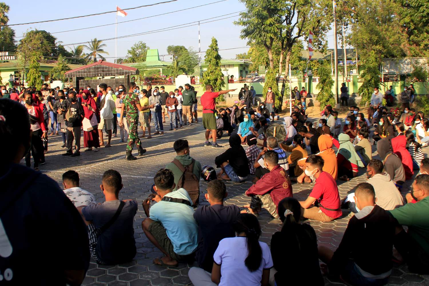 Antrean Warga Mendaftar Vaksinasi di Kupang 