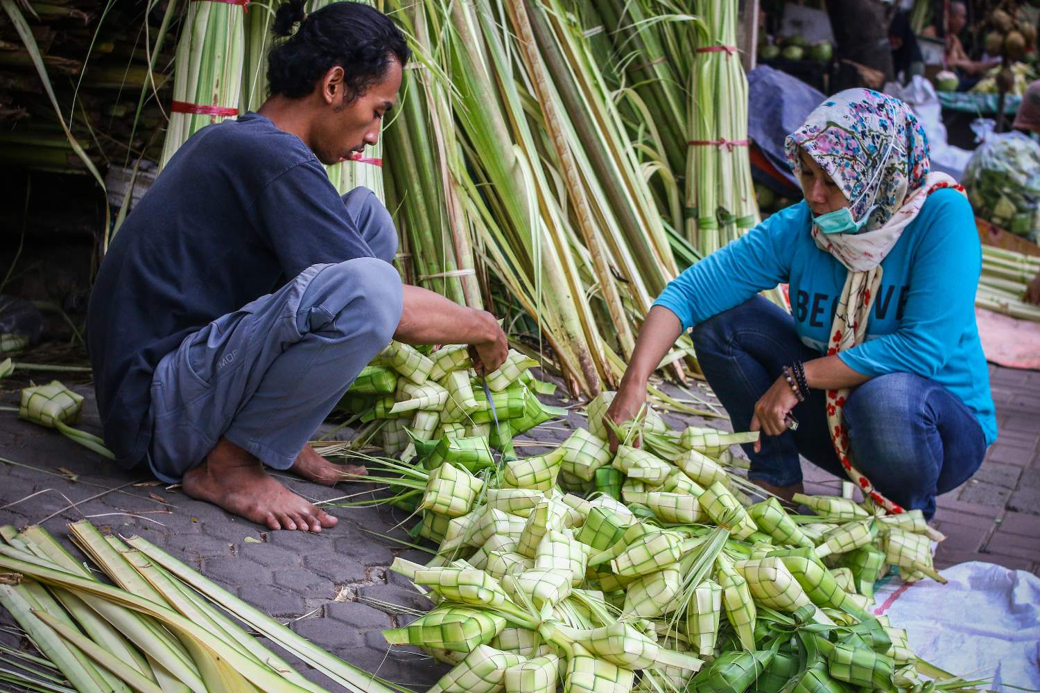 Penjualan Kulit Ketupat  Menjelang Hari Raya Idul Adha
