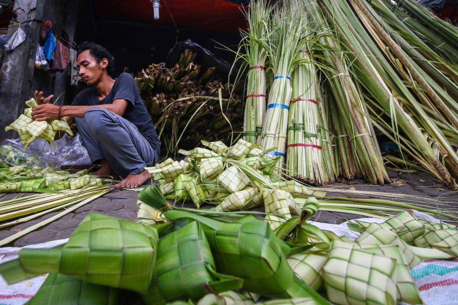 Penjualan Kulit Ketupat  Menjelang Hari Raya Idul Adha