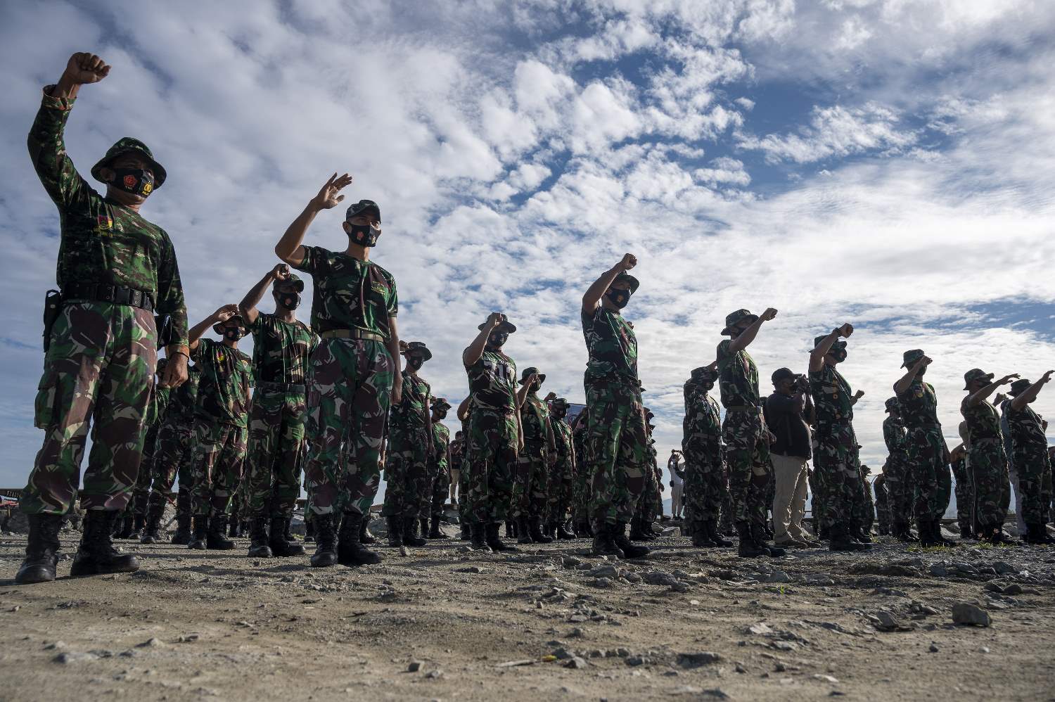 Aksi Bersih-Bersih TNI  di Kawasan Wisata