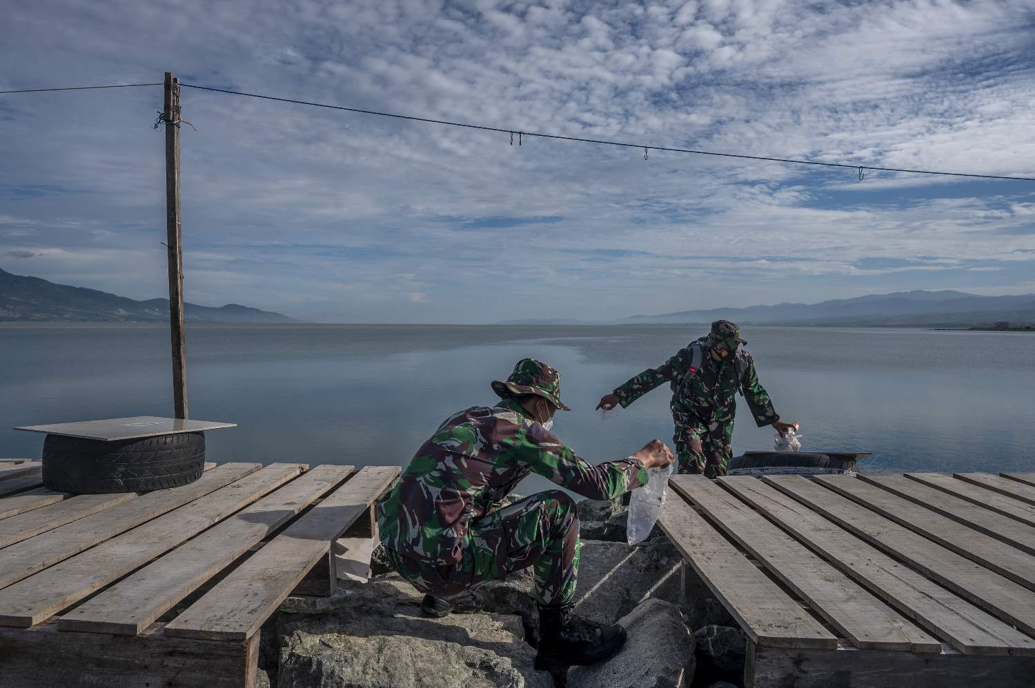 Aksi Bersih-Bersih TNI  di Kawasan Wisata