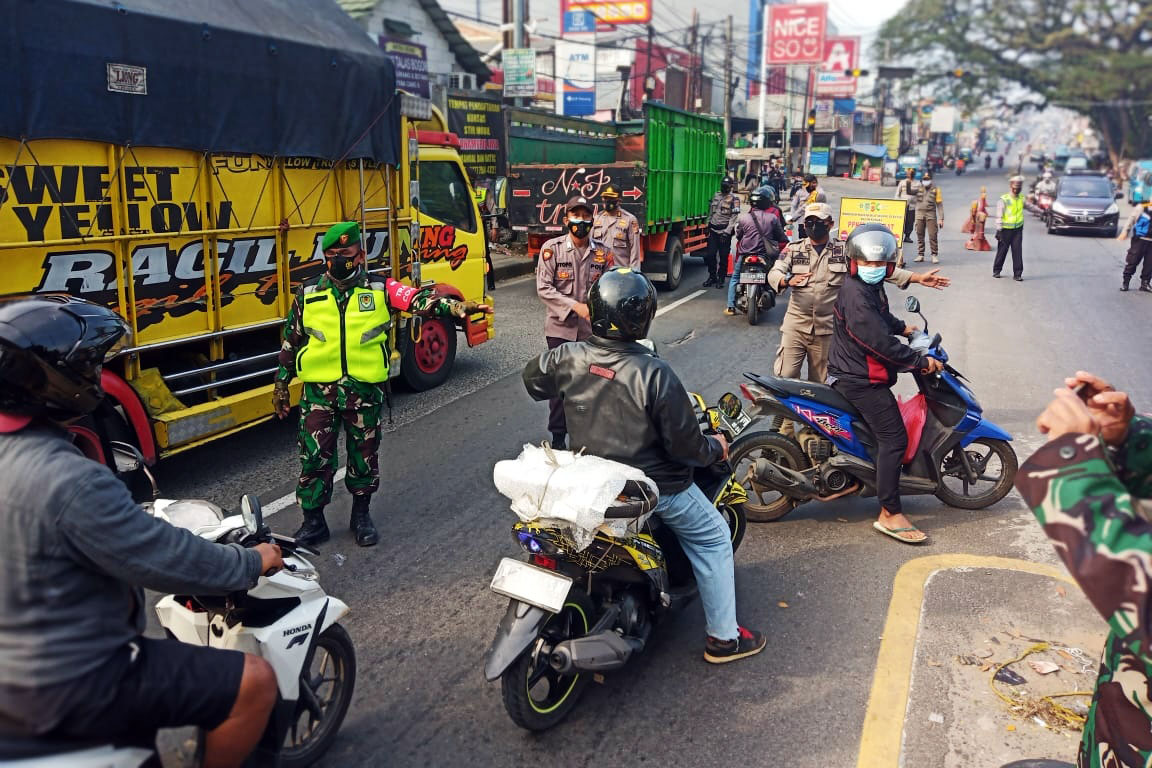 Petugas Putar Balik Kendaraan Plat B yang Menuju Bogor 