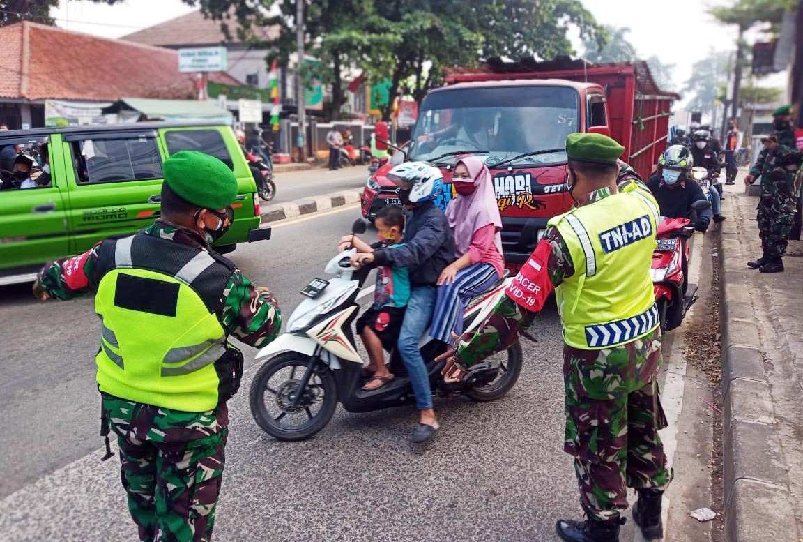 Petugas Putar Balik Kendaraan Plat B yang Menuju Bogor 