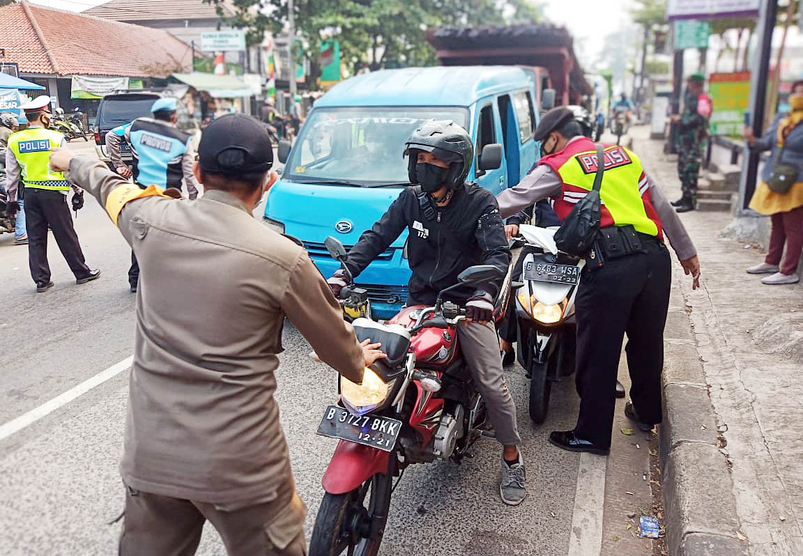 Petugas Putar Balik Kendaraan Plat B yang Menuju Bogor 