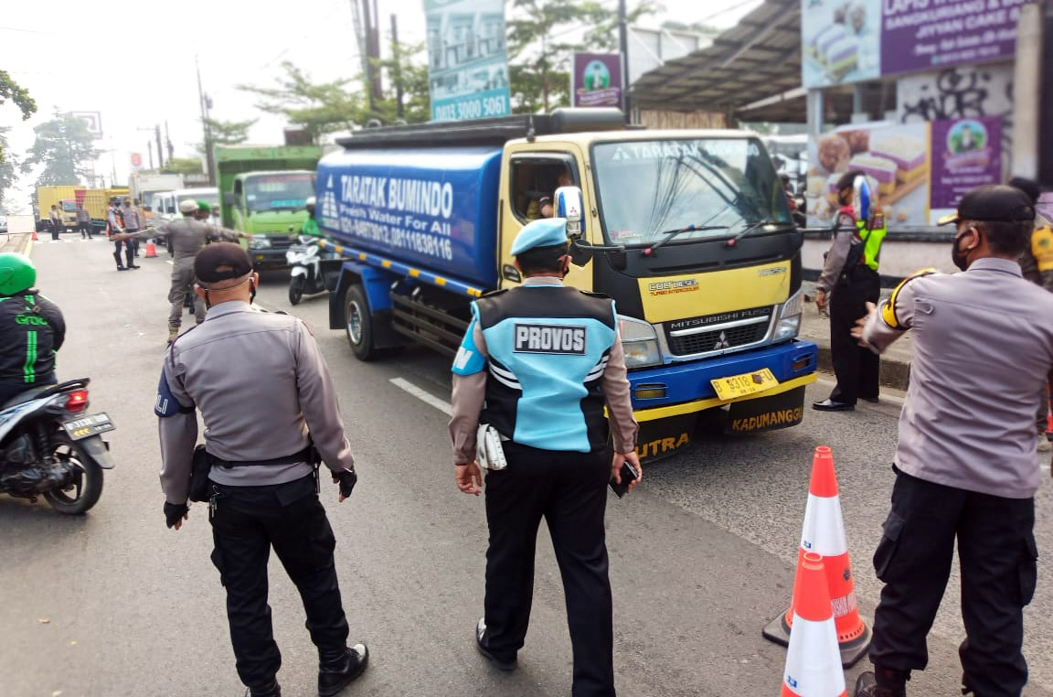 Petugas Putar Balik Kendaraan Plat B yang Menuju Bogor 