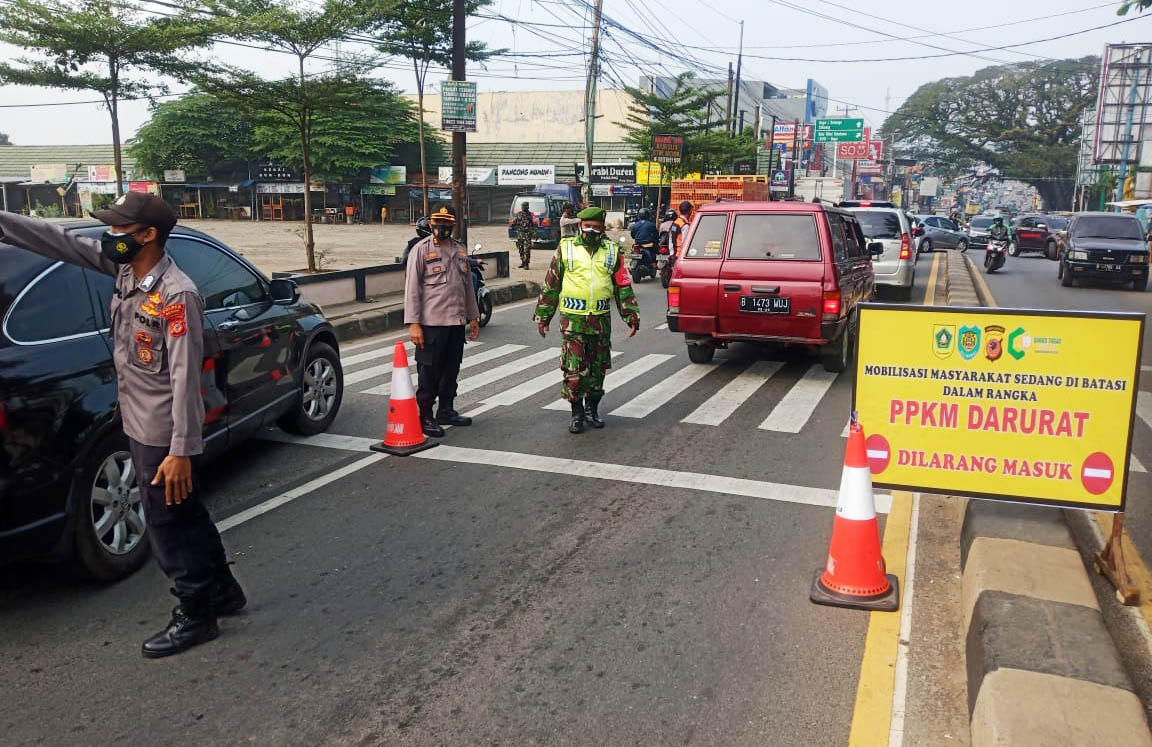 Petugas Putar Balik Kendaraan Plat B yang Menuju Bogor 