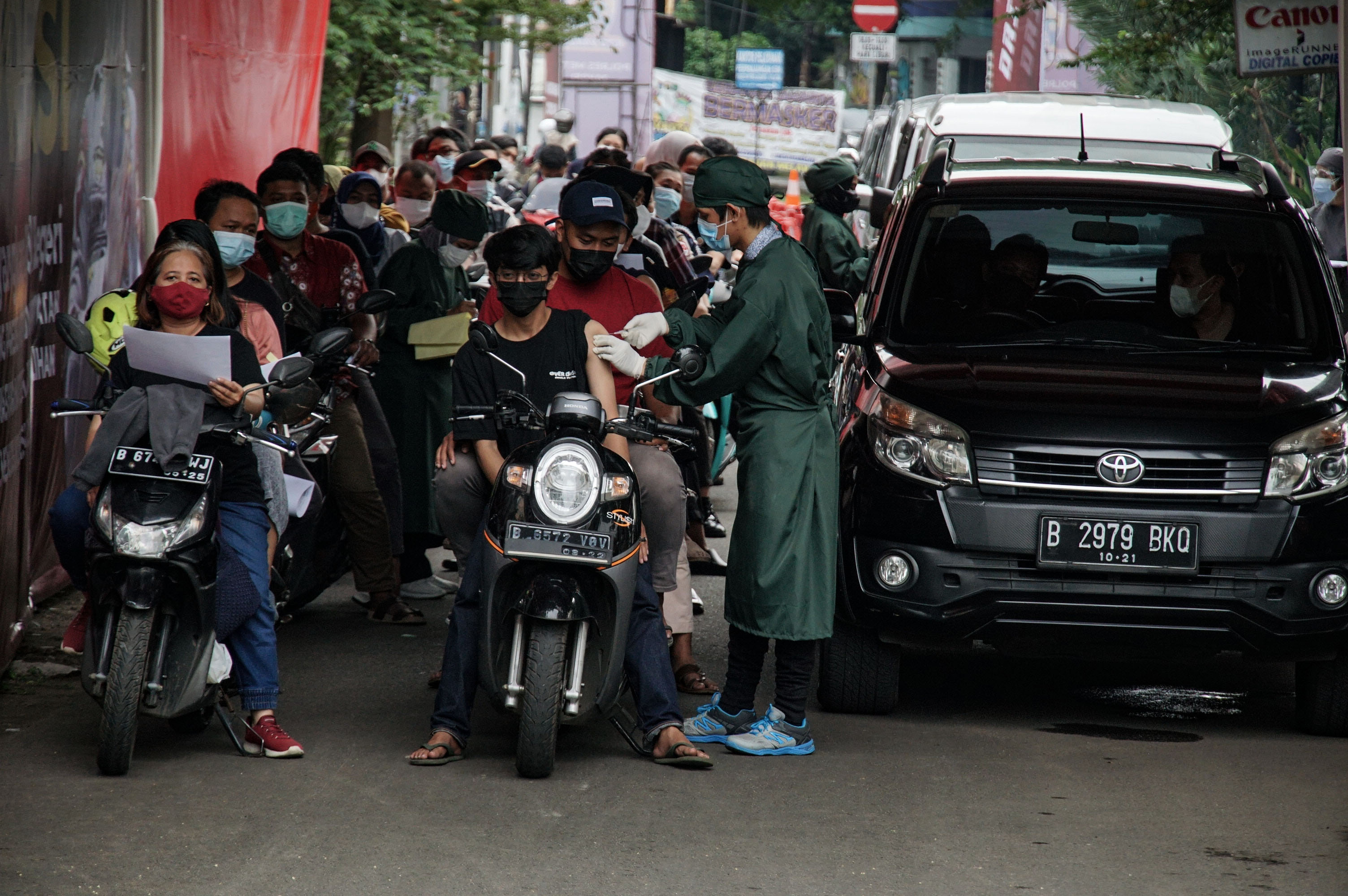 Vaksinasi Drive Thru