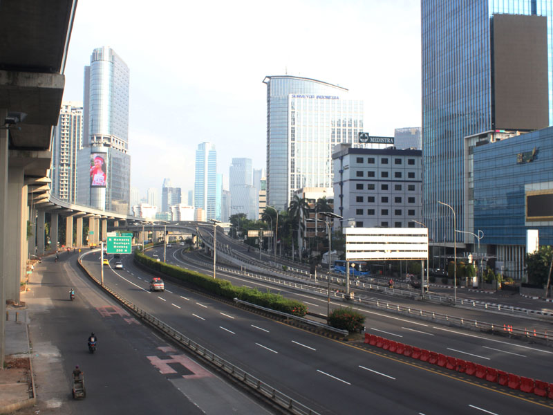 Aktifitas Kendaraan Di Jalan Gatot Subroto Tampak Sepi