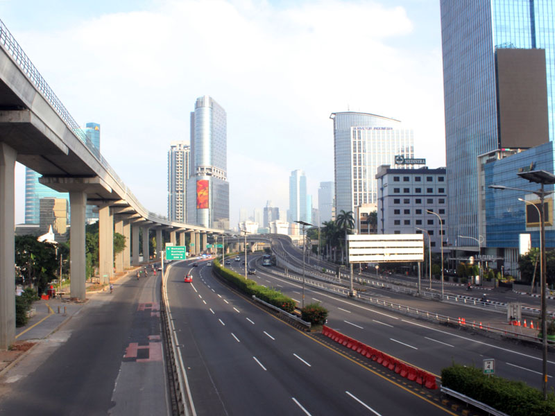 Aktifitas Kendaraan Di Jalan Gatot Subroto Tampak Sepi