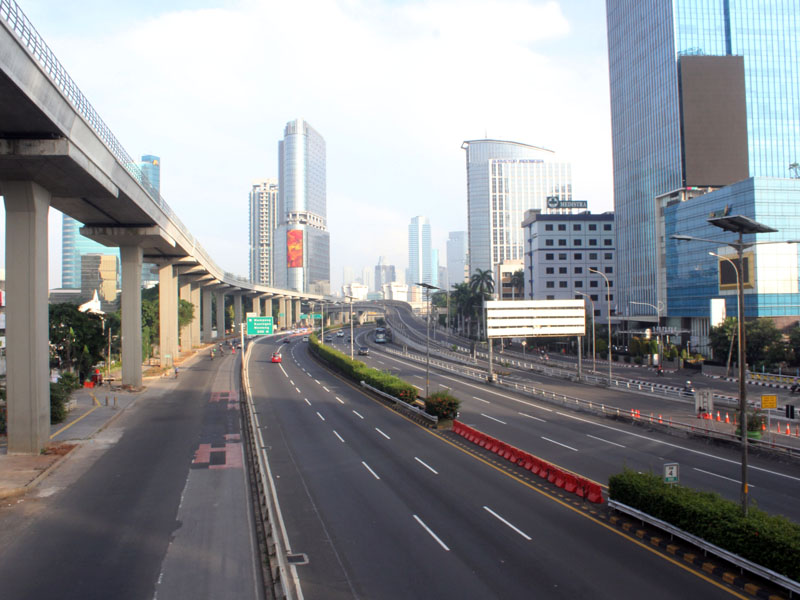 Aktifitas Kendaraan Di Jalan Gatot Subroto Tampak Sepi